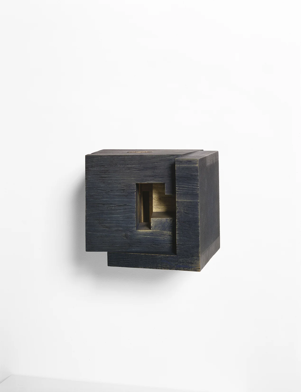 Demeure III (2001) Bois polychrome, 19 x 25 x 24 cm, collection de l'artiste. photo : Richard-Max Tremblay