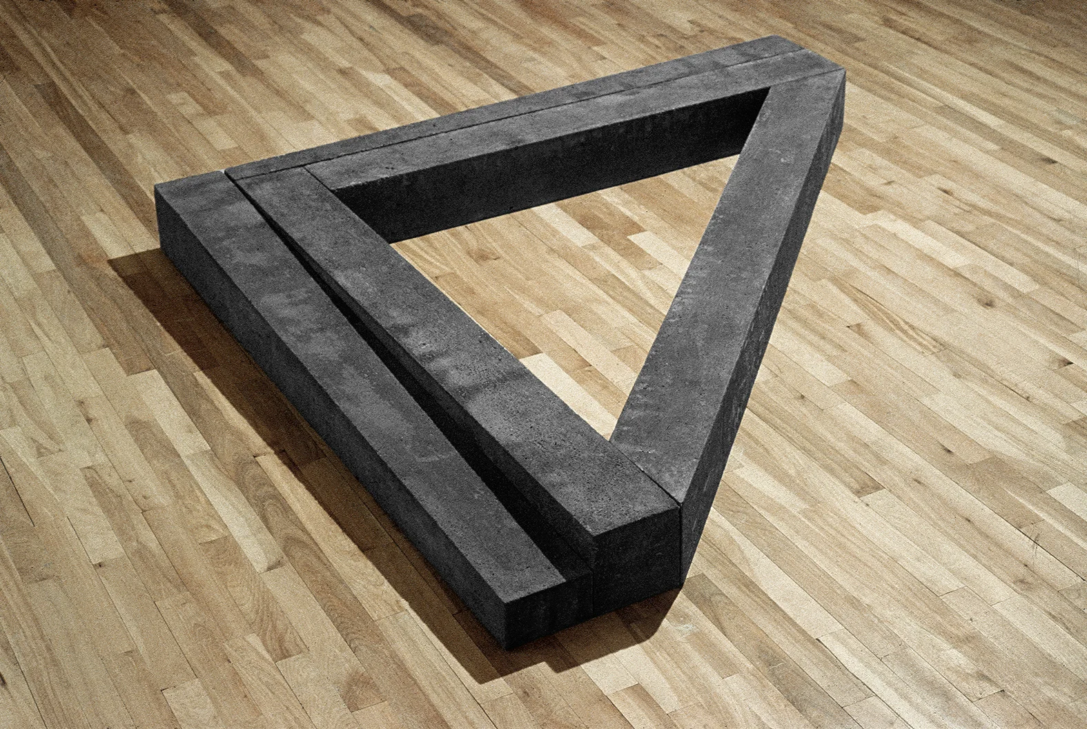 Angulaire (1978) Ciment, 14 x 143 x 172 cm, Collection du conseil des arts du Canada. photo : G. Szilasi