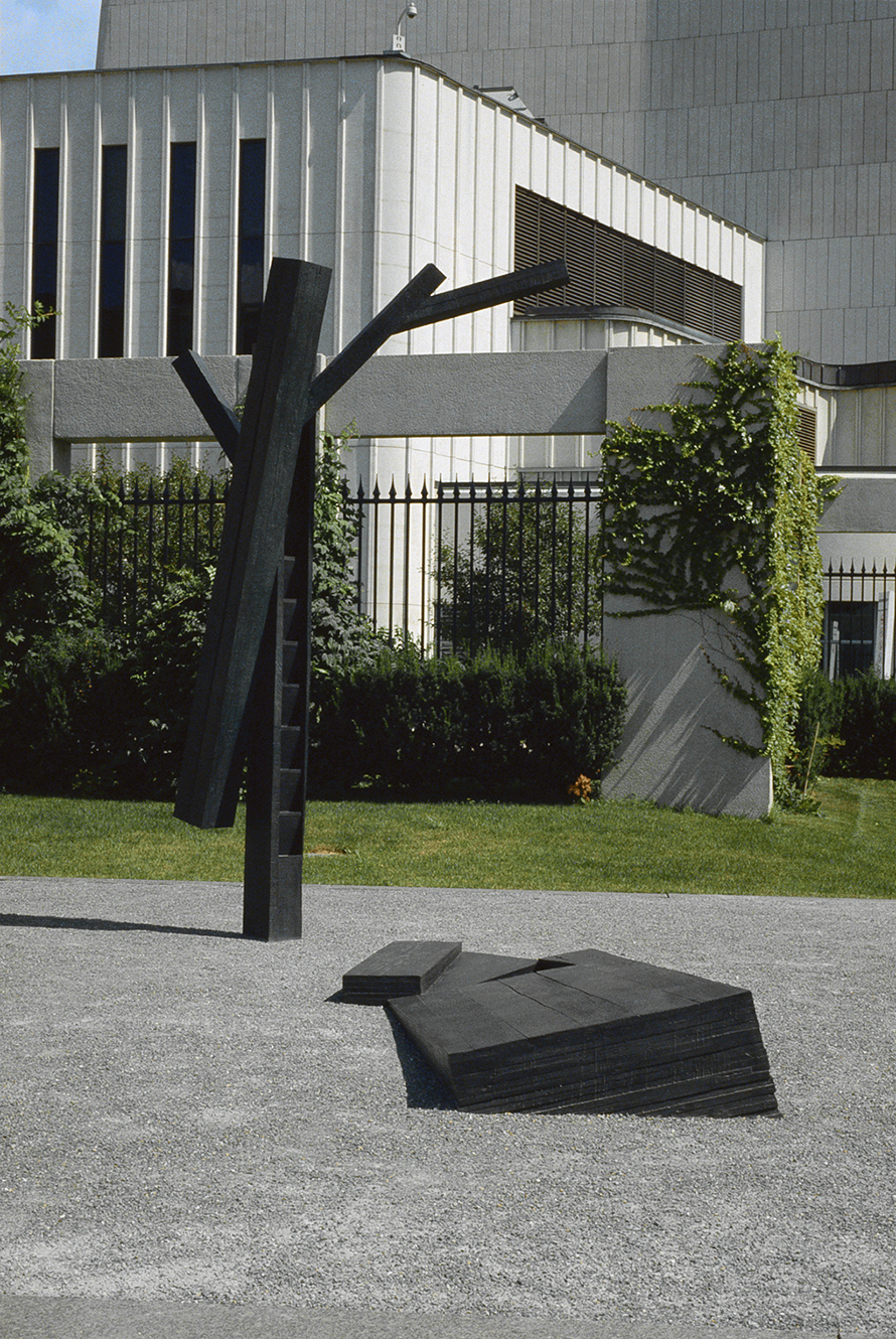 Axis mundi (1997 - 1998) Bronze, 292 x 210 x 340 cm, jardin du Musée d'art contemporain de Montréal, collection du MAC. photo : Richard-Max Tremblay