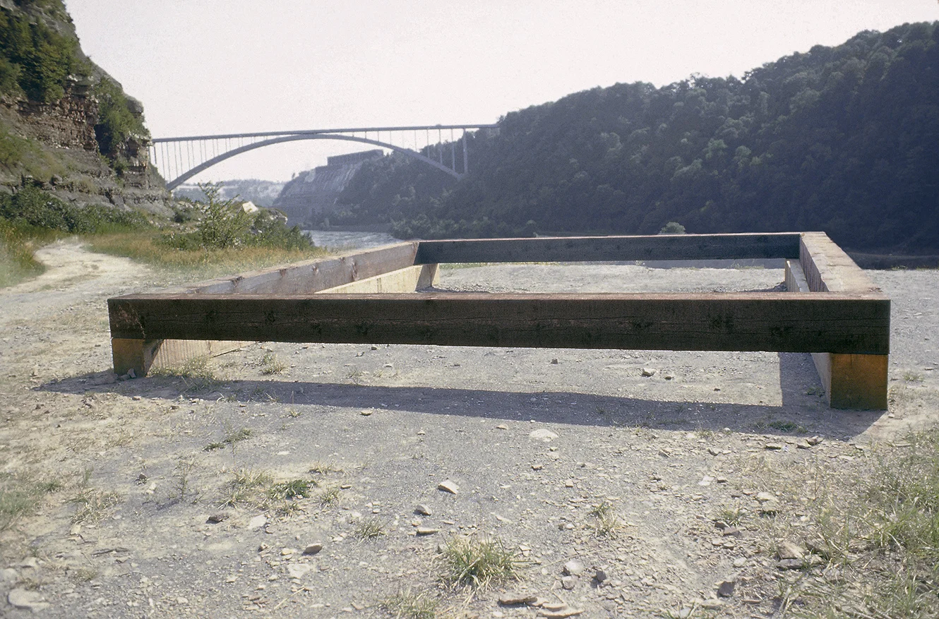 Artpark (1977) Sapin de Douglas, créosote, 61 x 563 x 593 cm, Musée des beaux-arts du Canada. photo : Roland Poulin