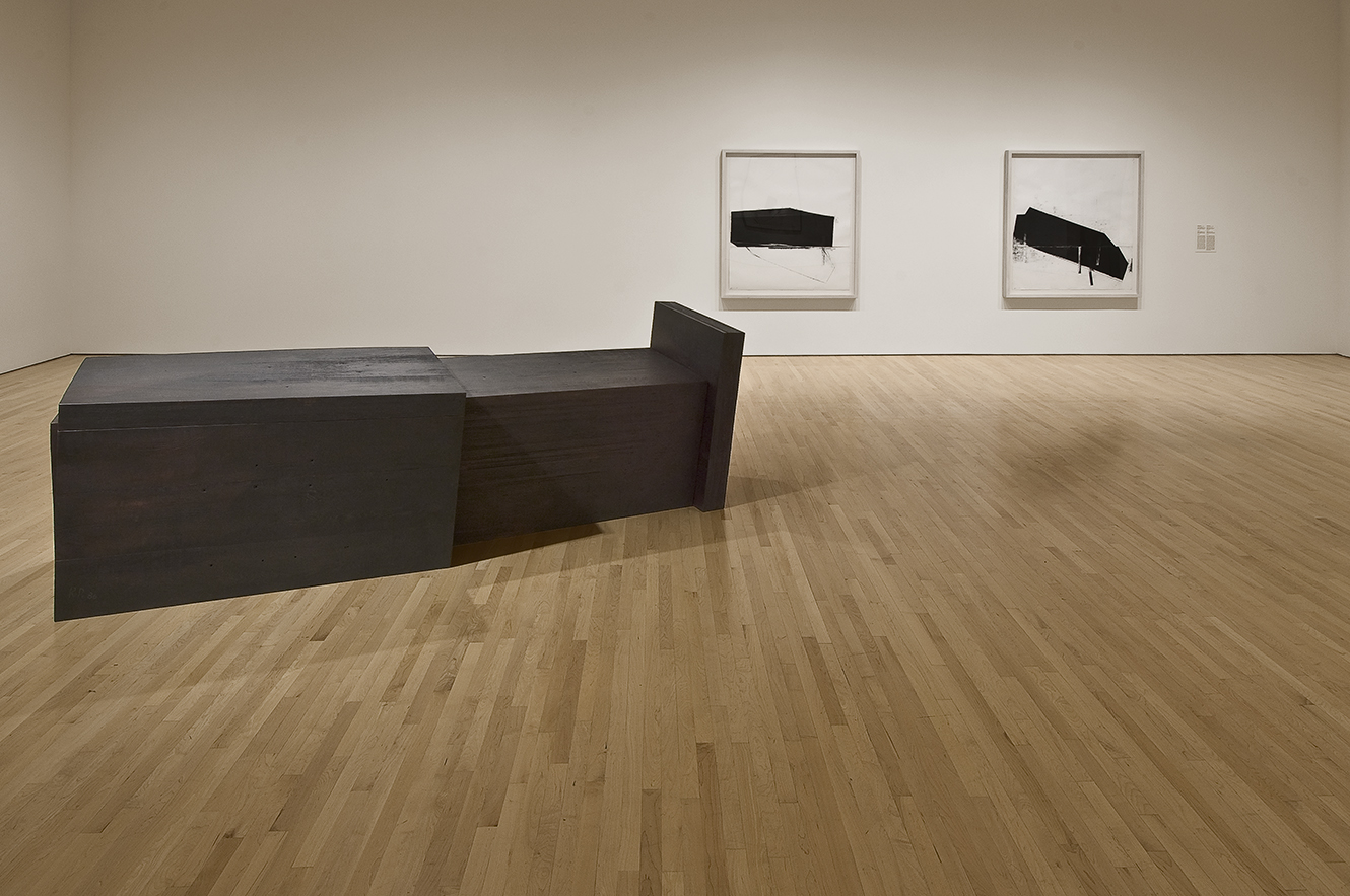 Sombre (1986) Bois polychrome, 113 x 90 x 311 cm, collection du Musée des beaux-arts du Canada
