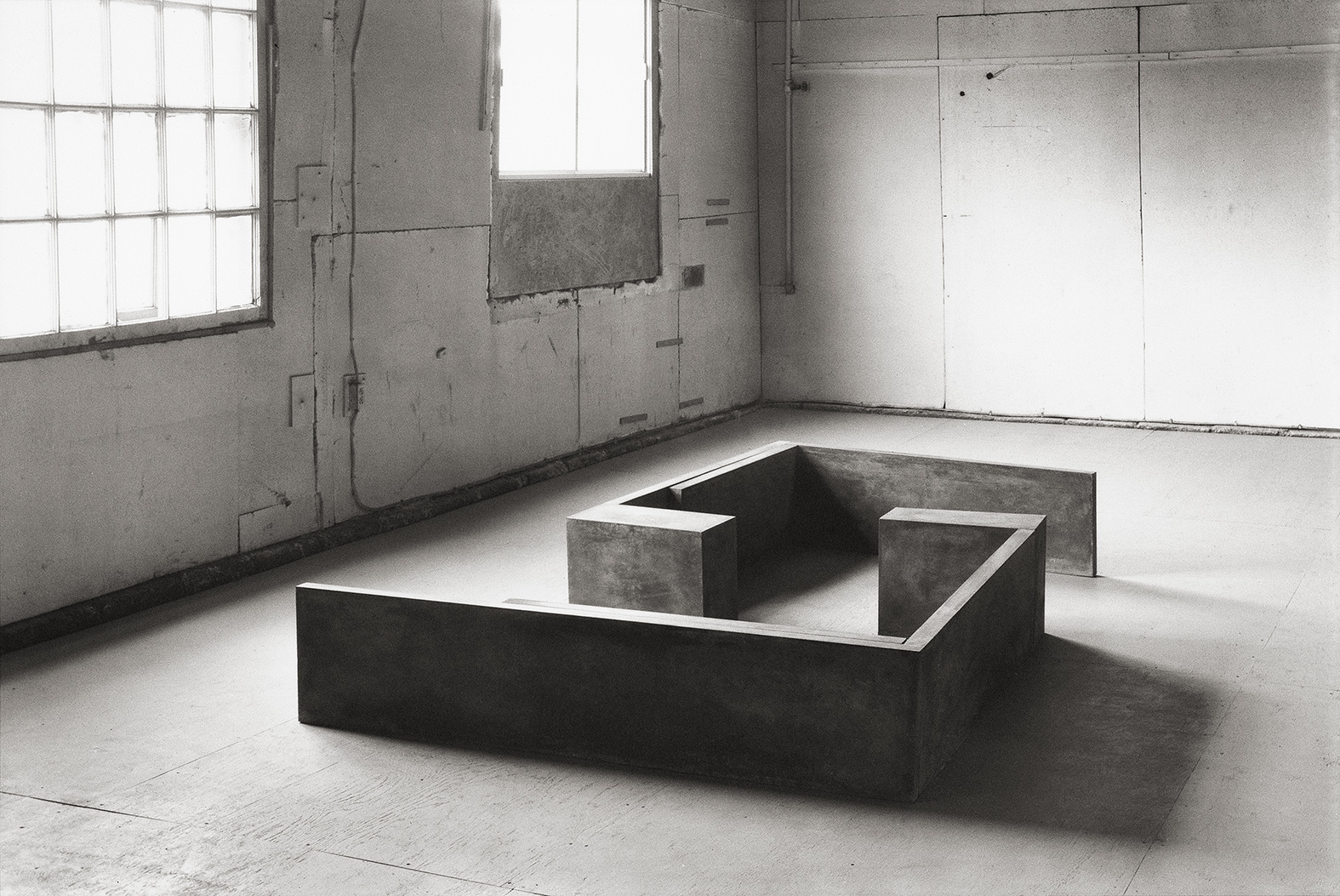 En apparence (1982 - 1983) Ciment, 42.5 x 182.5 x 293 cm, collection du Musée des beaux-arts du Canada. photo : Brian Merrett