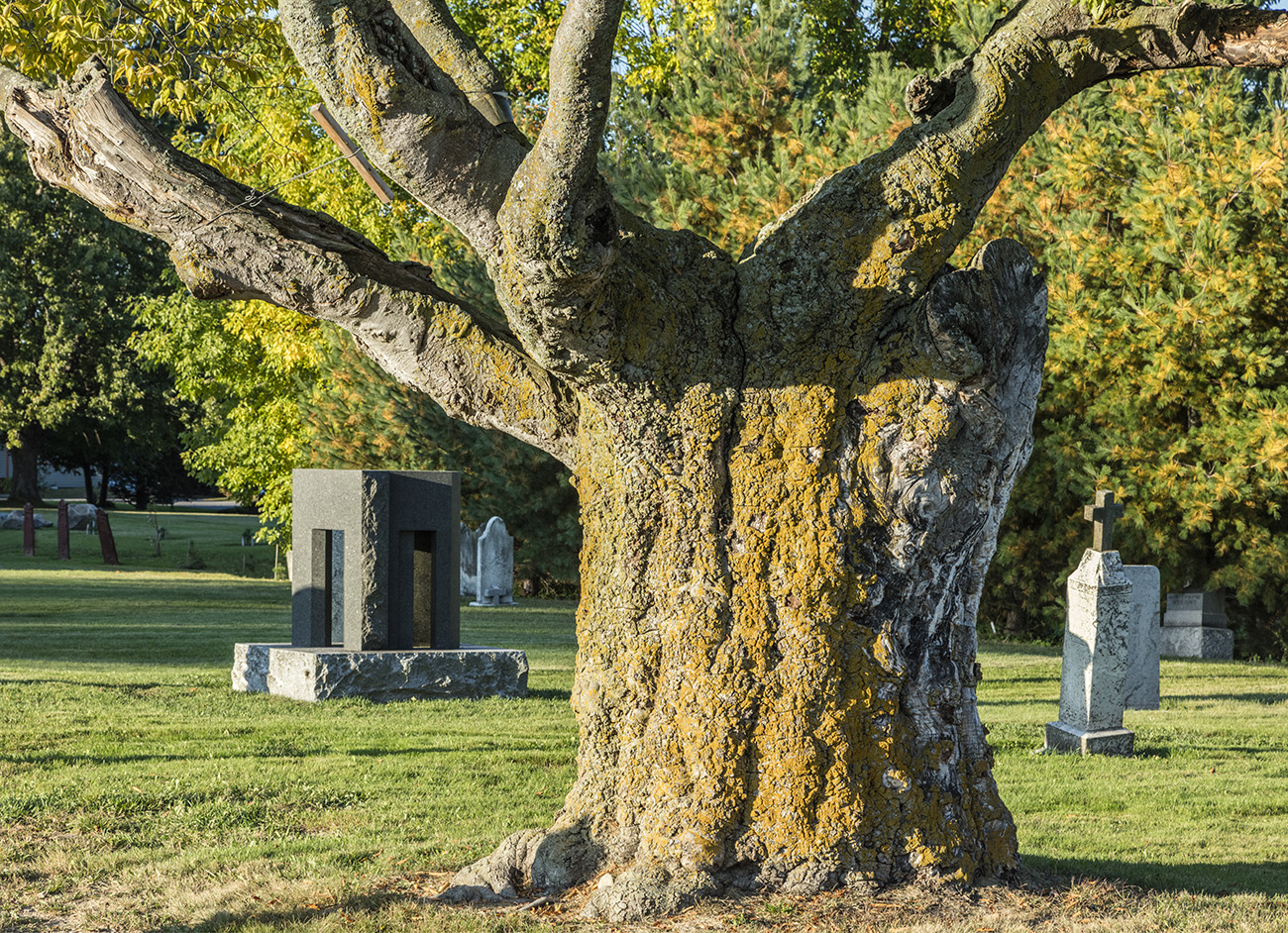 Fini/Infini (2003) Granite, 160 x 130 x 173 cm, collection de l'artiste, Cimetière de Ste-Angèle-de-Monnoir, photo : Richard-Max Tremblay
