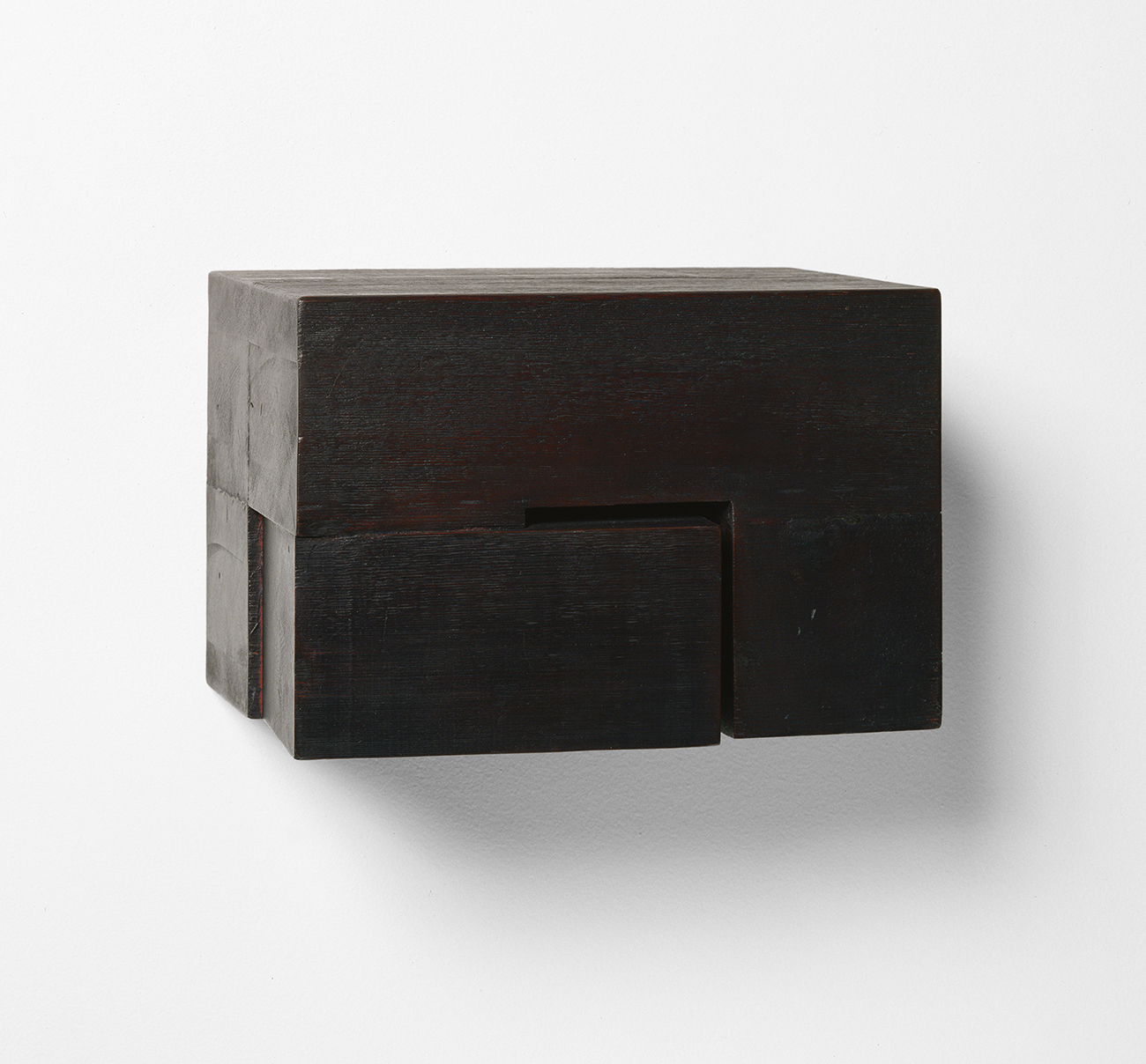    Demeure X  (1990)   Bois polychrome, 16.5 x 24.8 x 17.1 cm, collection privée. photo : Richard-Max Tremblay 