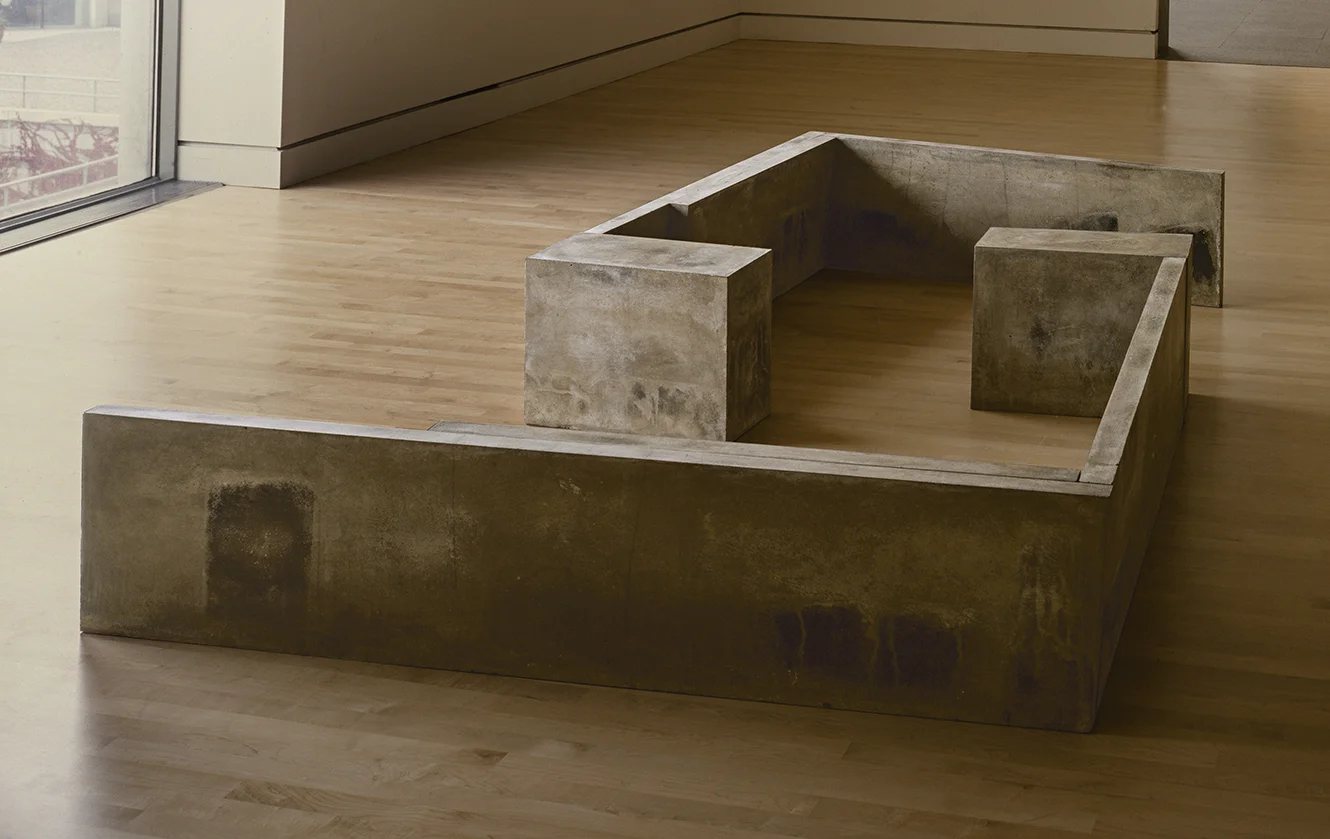 En apparence (1982 - 1983) Ciment, 42.5 x 182.5 x 293 cm, collection du Musée des beaux-arts du Canada.