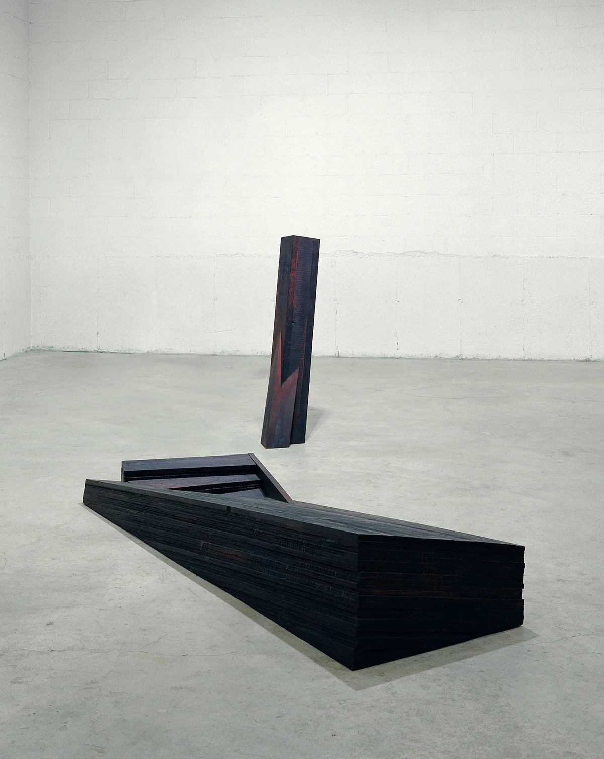 Entailles (1996) Bois polychrome, 132 x 90 x 41 cm, collection de l’artiste. photo : Richard-Max Tremblay