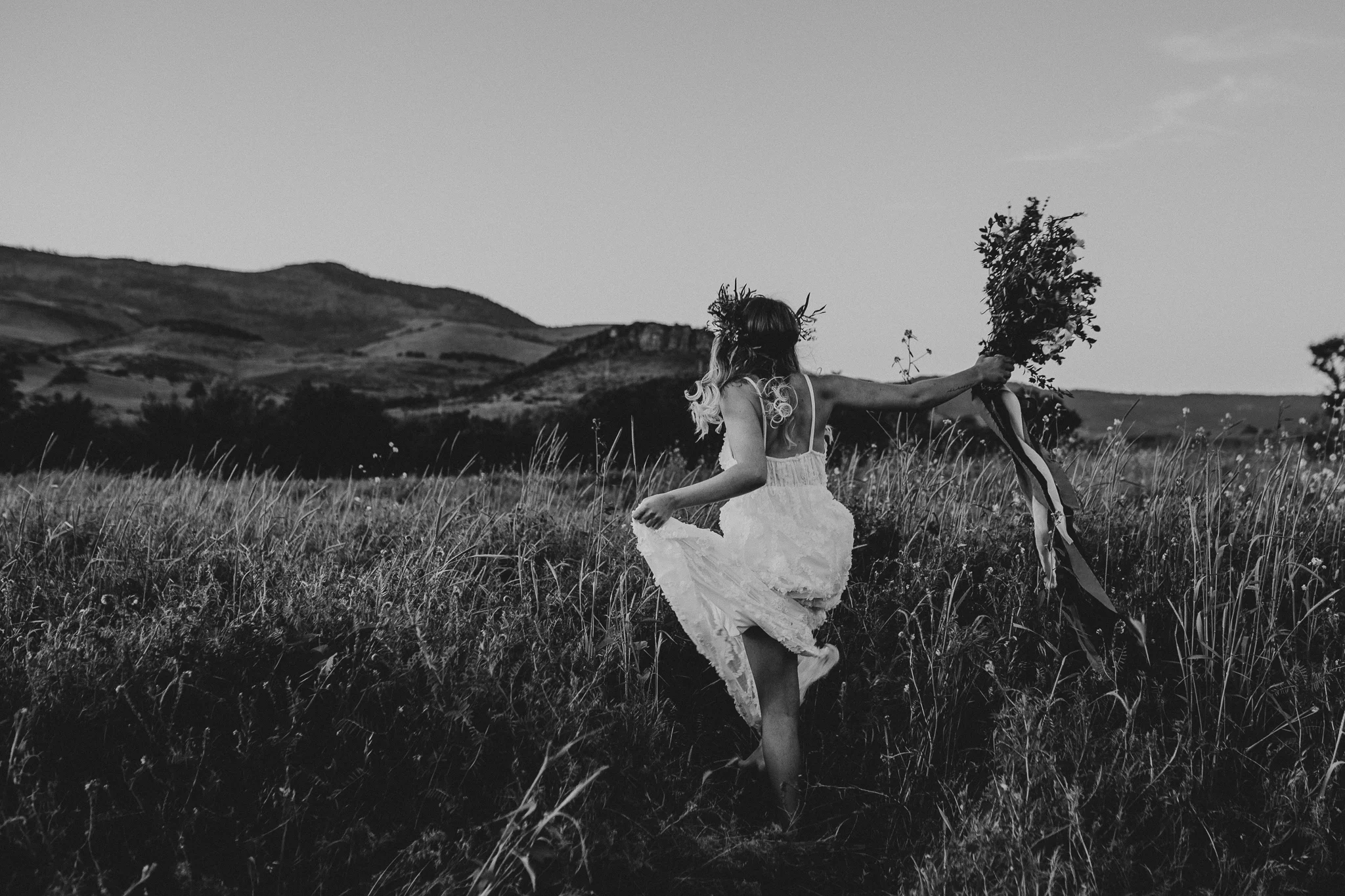 running-into-field-oregon-photographer.jpg