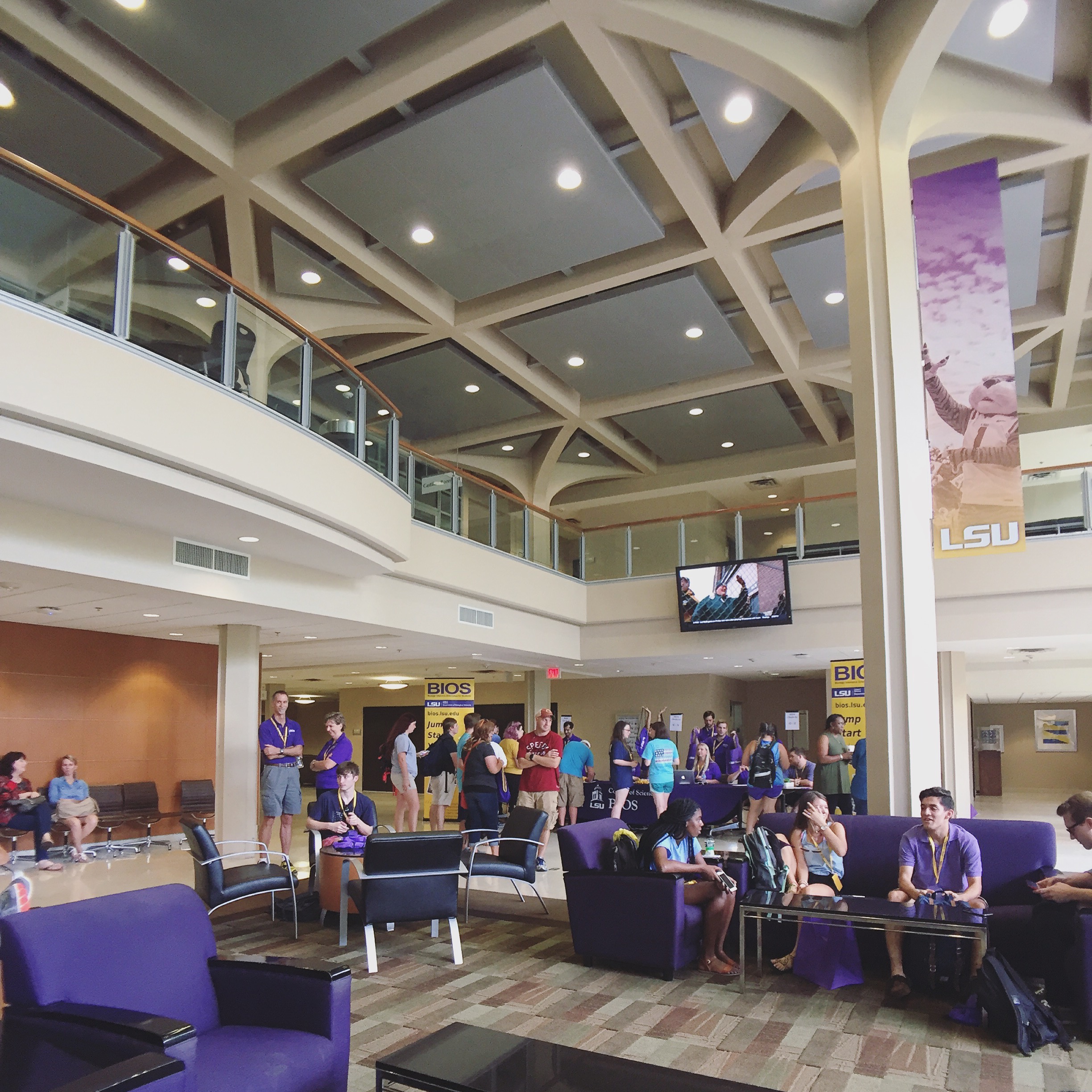 Students check in at BIOS. Photo credit: Paige Jarreau