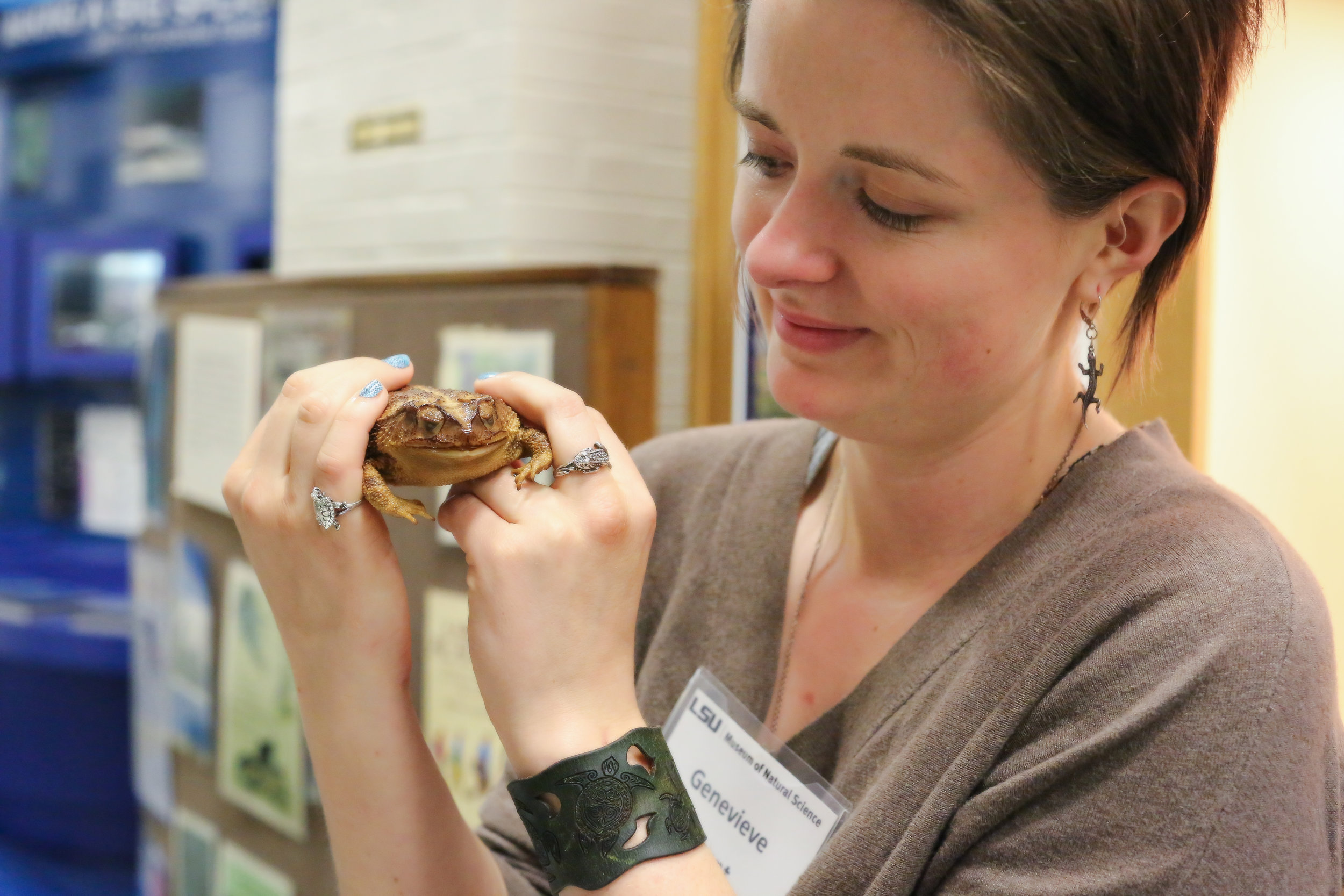 Holding a frog at Night at the Museum