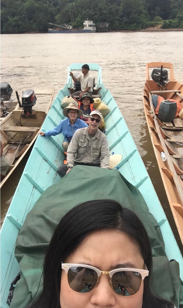 This summer in Borneo, Vivien took a 6-hour boat ride to get to Lanjak Entimau, home to both amazing birds and a large group of protected orangutans. She traveled with LSU Museum of Natural Science genetics curator Dr. Fred Sheldon (behind her), his wife Jody Kennard, a great field assistant, and crew from a local forestry department. 🚣 Photo via Vivien Chua.
