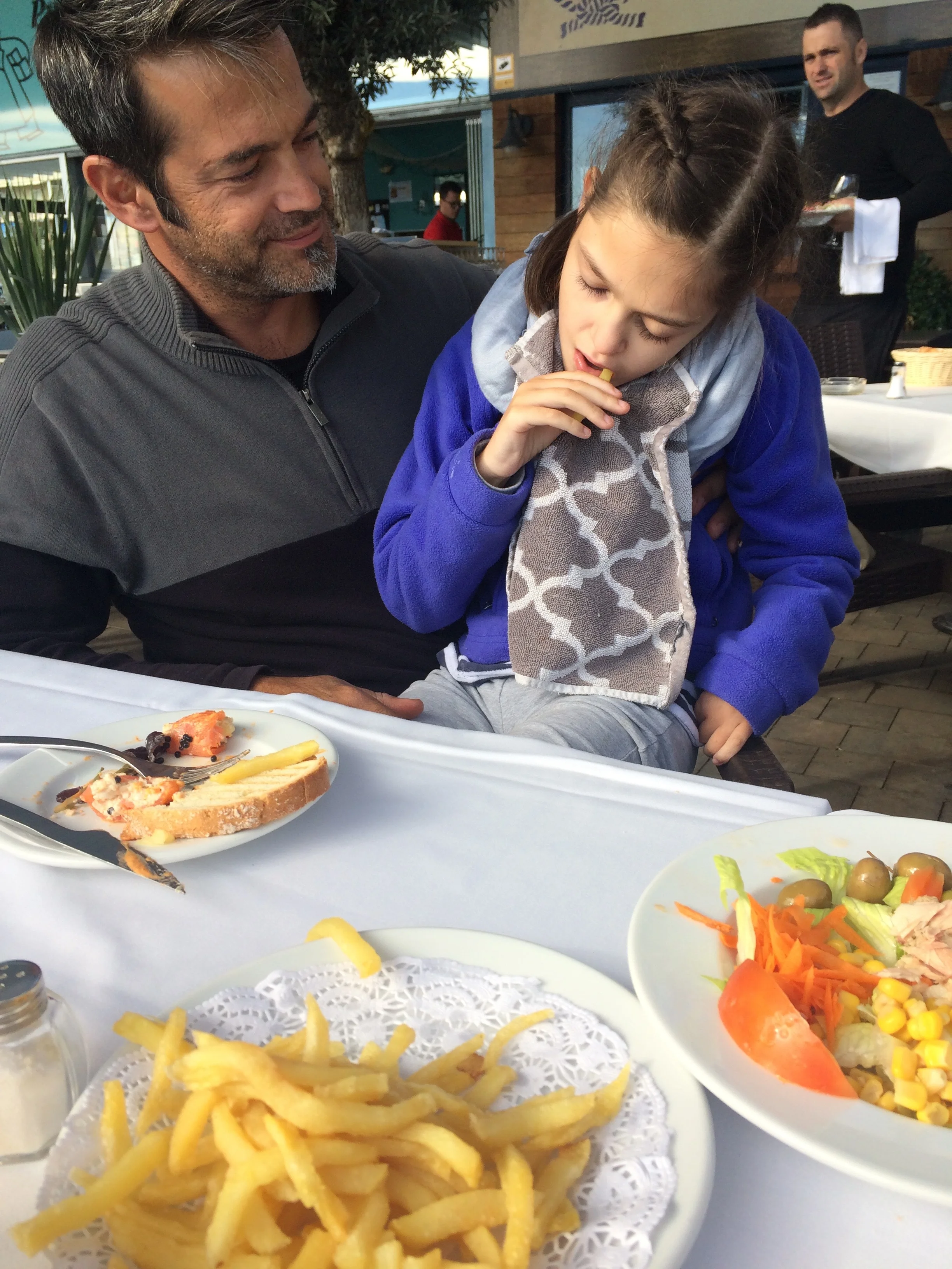 Anais is on a french fry kick - she DEVOURS them any chance she gets! Even Enzo gives her his fries :-) And yes, she ate that whole plate of fries.