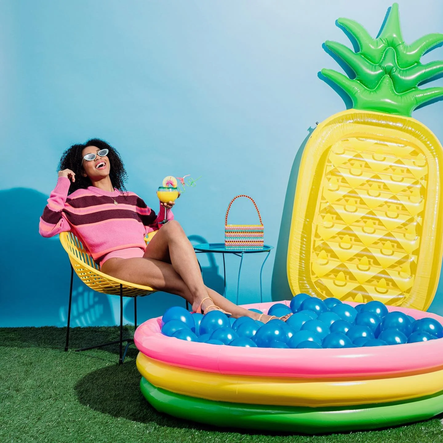A little sunshine and cheer on this snow day! ⁣A fun shoot for @besthealthmag ⁣
⁣
@rainaandwilson ⁣
@sandrasyang ⁣
@terridacquisto ⁣
@leannekelly.ca 
@shealynn.noyes 
@nickydearest 
@fuzereps 
@plutinomodels 
@plutinogroup 
⁣
🍍🍹🎈 #props #setdesign