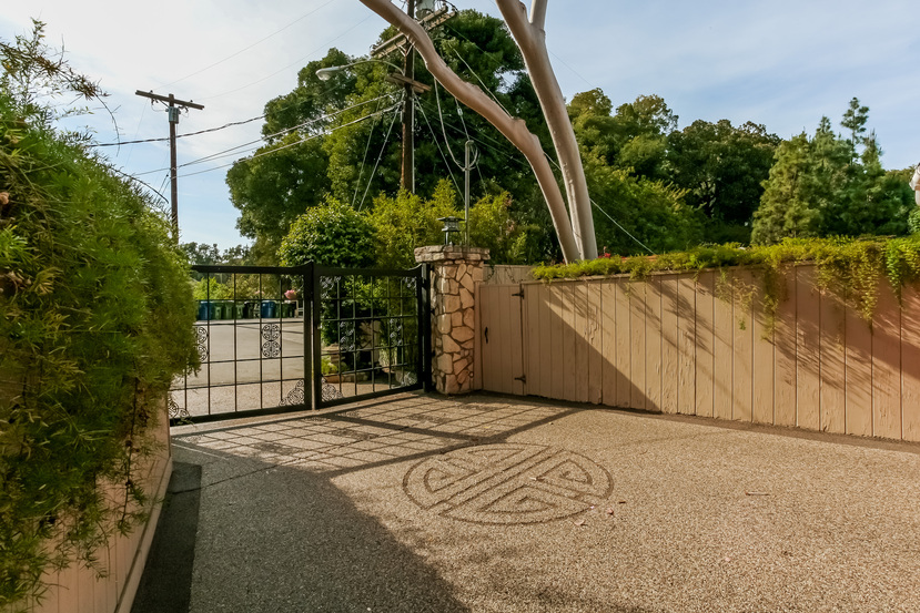 005-Front_View-944423-small.jpg