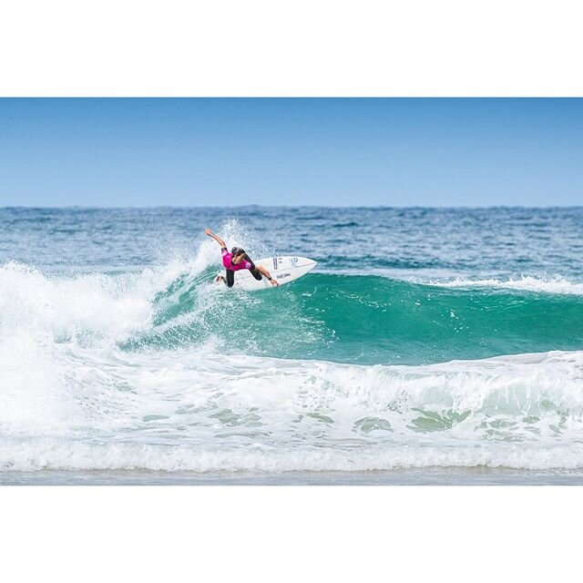 @sally_fitz riding her way to the top of her heat at the #sydneysurfpro .
.
.
.
##sallyfitzgibbons #surfing @jsindustries1 @novotelhotels @landroveraus @underarmourau @fcs_surf