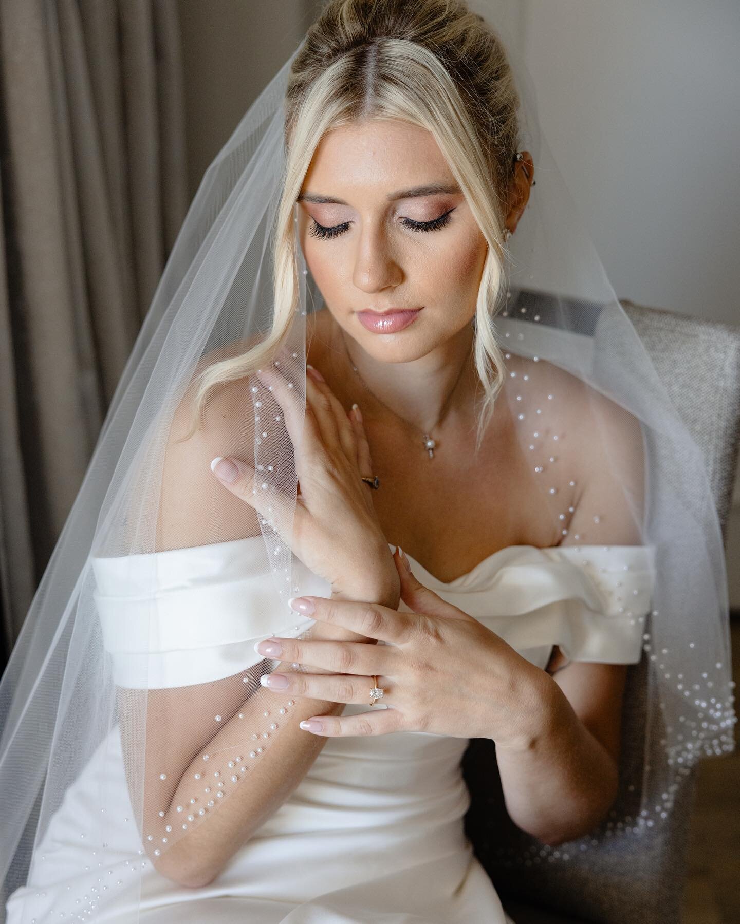 Bridal Portraits ✨❤️ 
Bridal make up and hair by Grace 
Photography by @melanniemorfa.studio