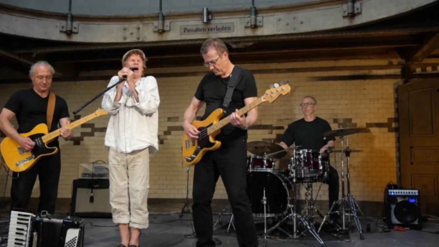Live-Band vor Backsteinwand.jpg