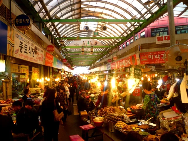 The perfectly hectic Dongdaemun food market...