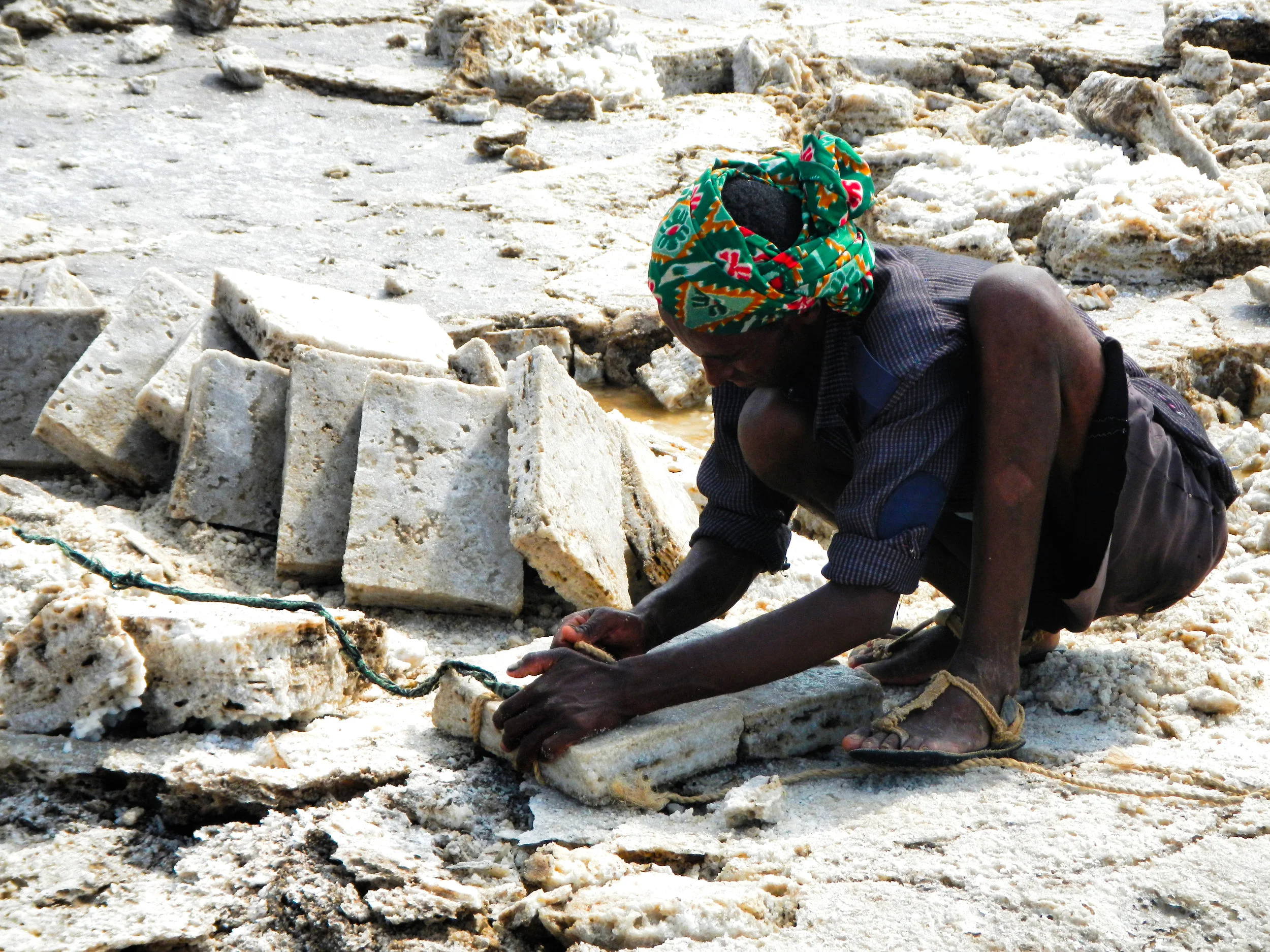An Afar man begins binding his expertly cut salt blocks... (Photo Credit: N.Colwill)