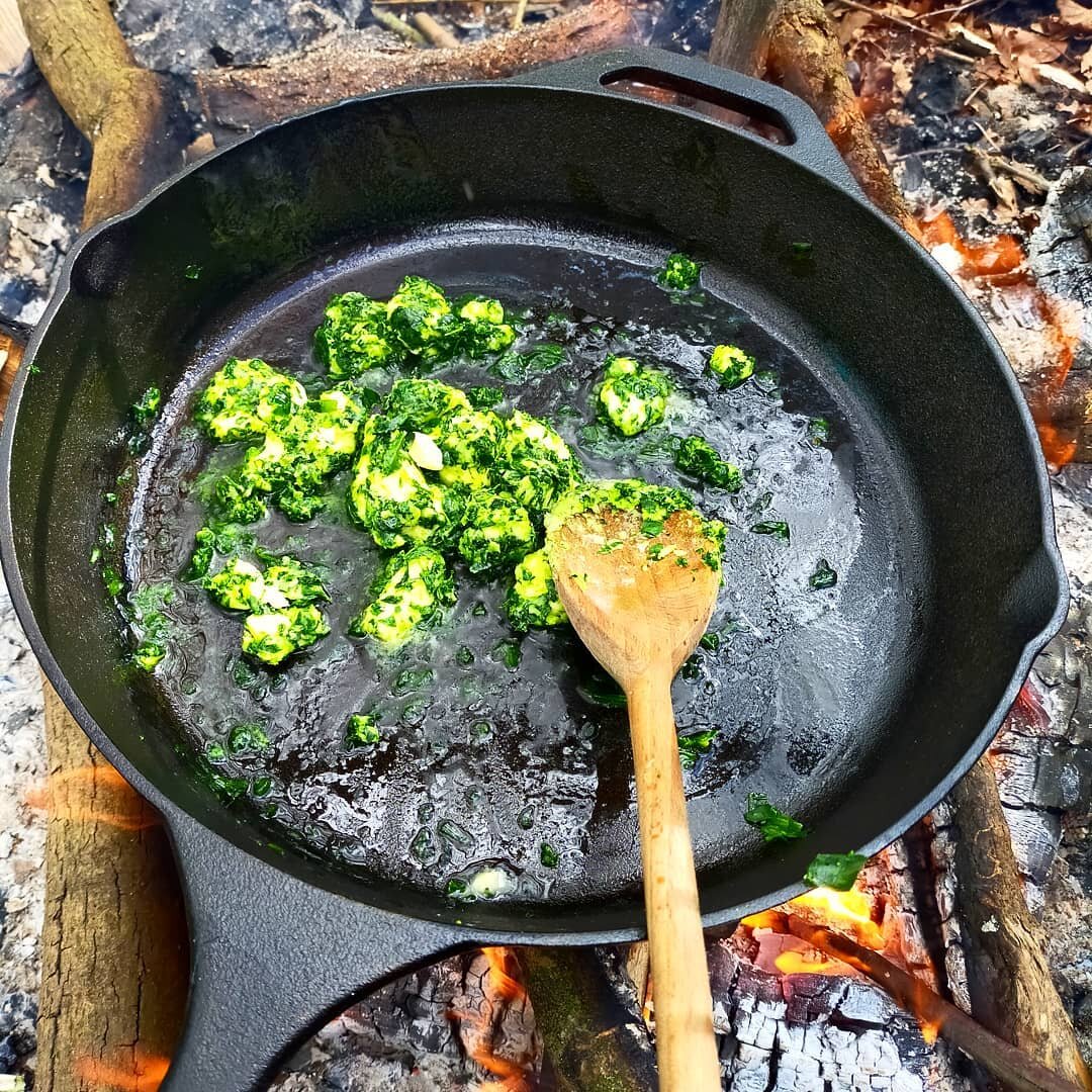 Great way to end the week with some Friday foraging fun! Wild garlic is out in abundance at this time of year and a great introduction to wild foods, foraging, and the outdoors - throw it in a pan with some butter and enjoy some of the best garlic br