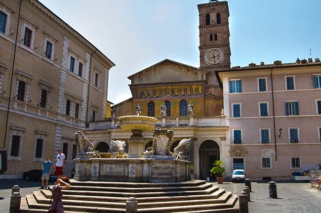 www.tastrailsrome.com_trastevere_piazza.jpg