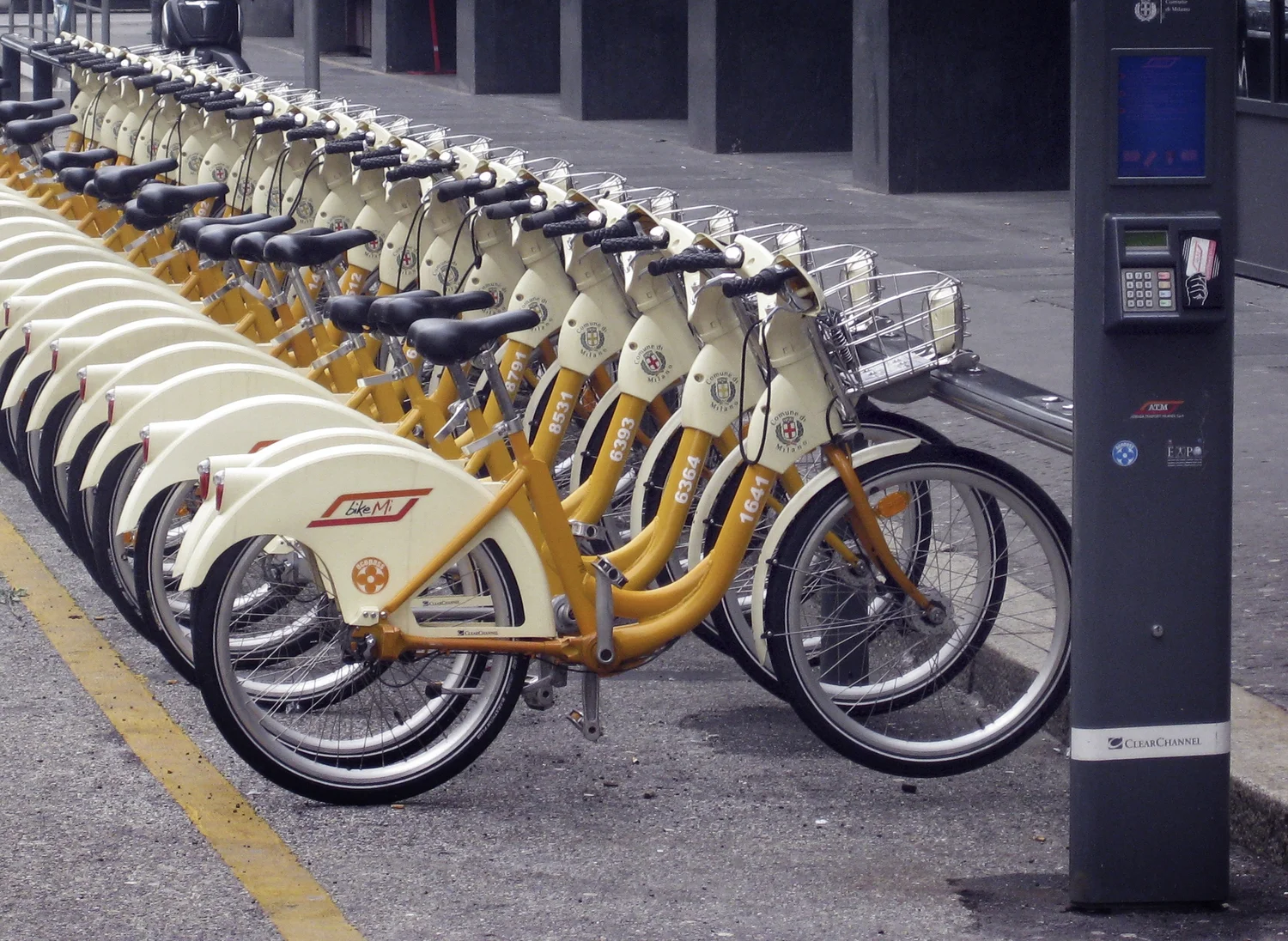 BikeMi Milan: combined bike-e-bike-sharing (image: Wikipedia/Creative Commons)