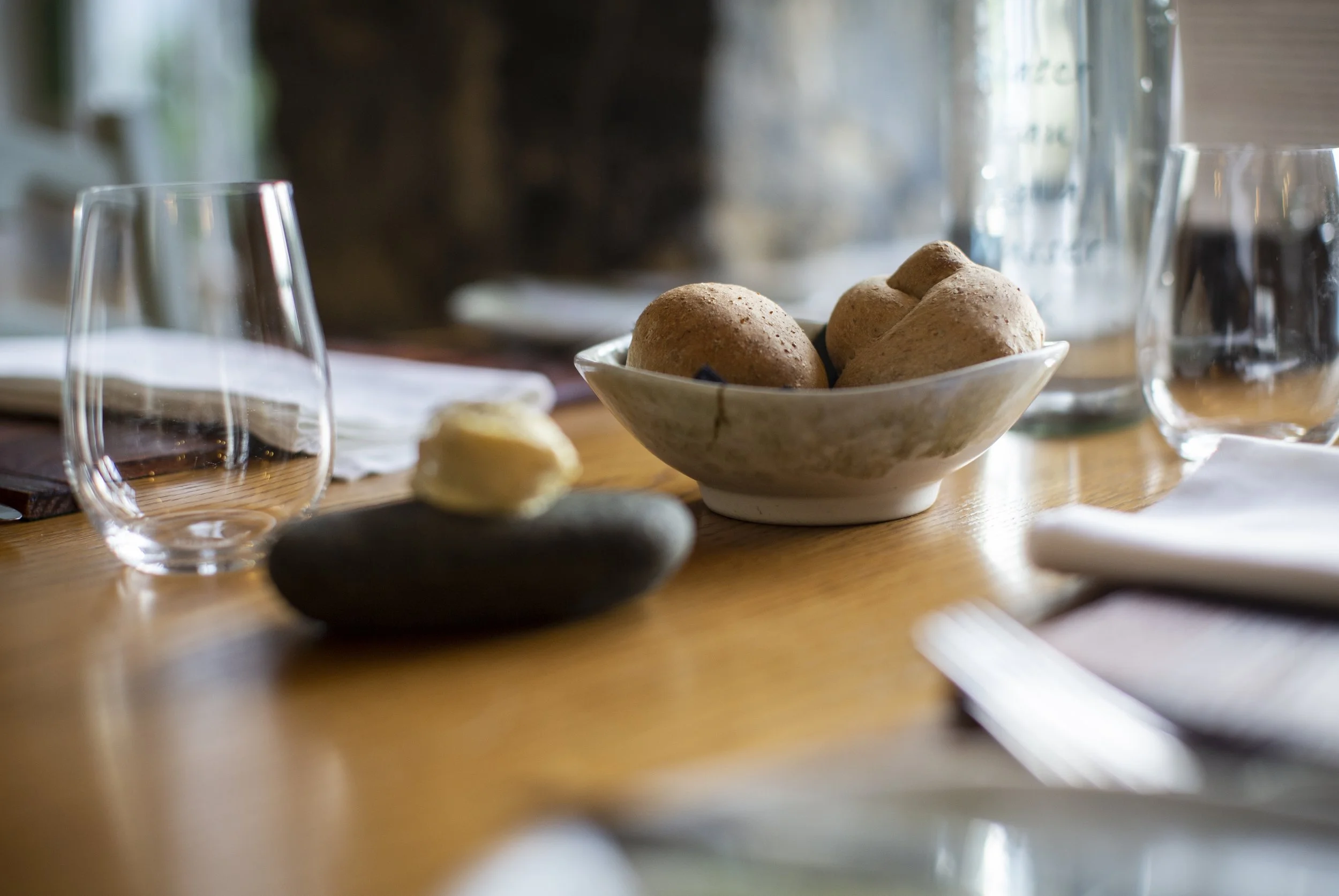 Glebe_Restaurant_set-Table_bread_rolls.jpg