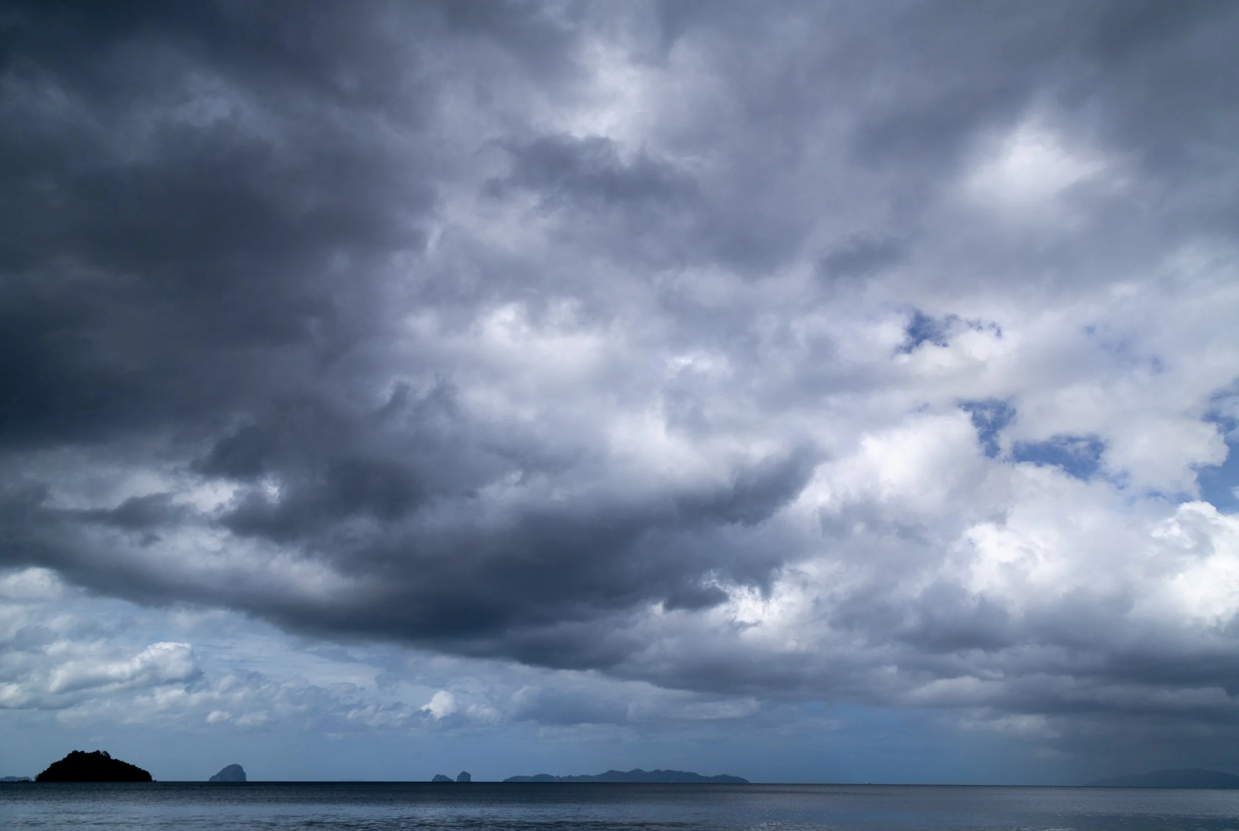 How Do Solar-Powered Home Work on Cloudy Days?