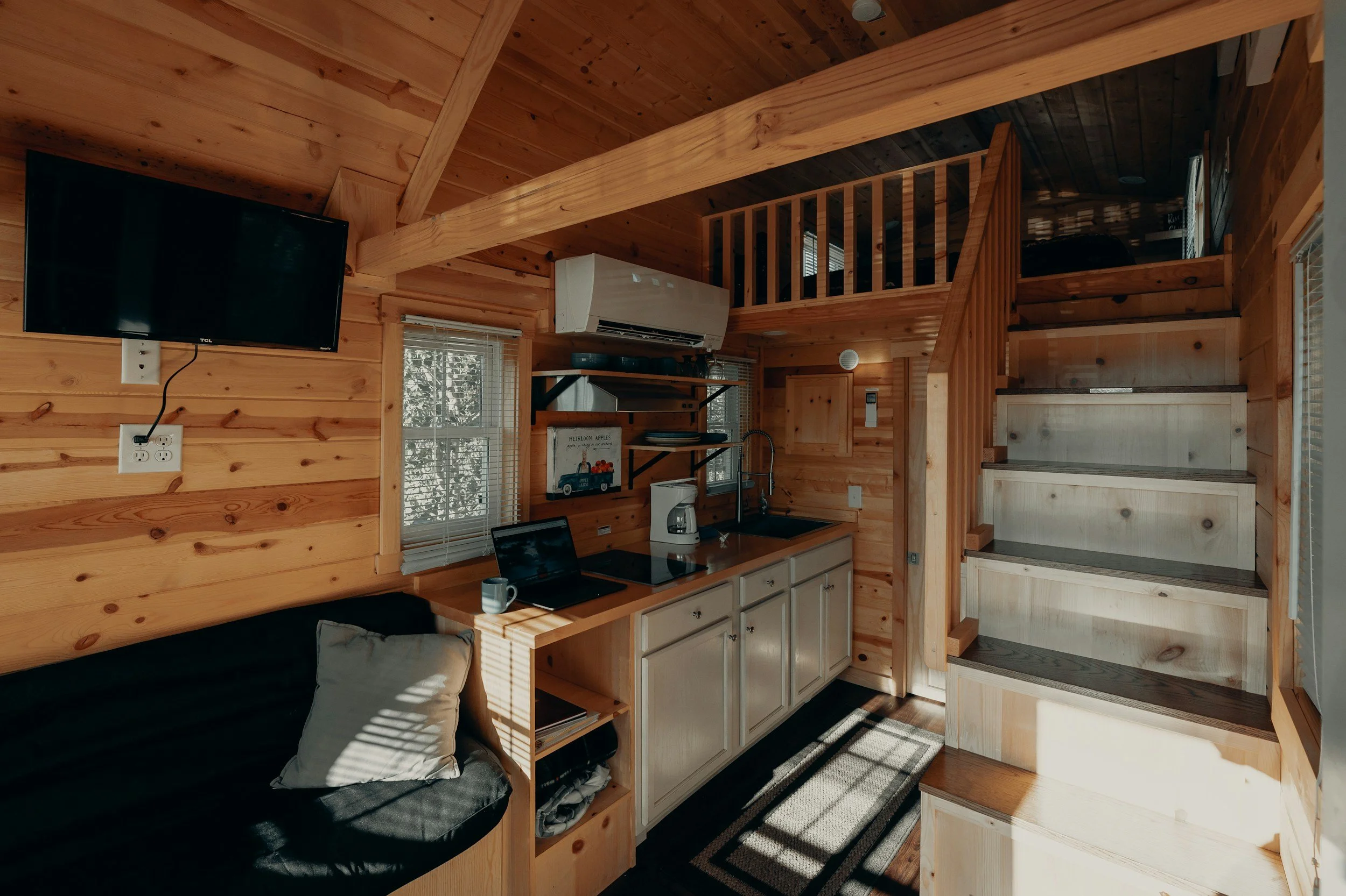 Maximizing Small Spaces: Smart Solutions for Cozy Living