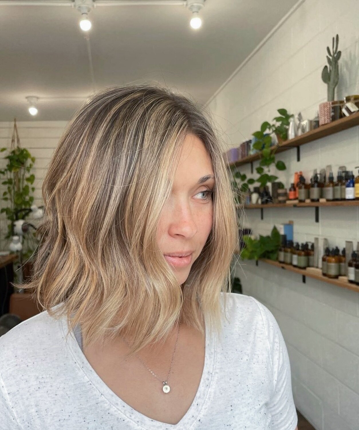 @whitneybenevedo.hairstylist brightening up this little textured bob. Yes, it may be a throwback but @em__michelle is just too cute!

#centralcoasthairstylist #805hair  #805hairstylist #livedinhair #livedincolor #sanluisobispohair
#slo #slohairstylis