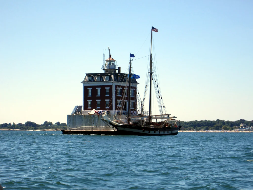 I looped around Ledge Light and saw the MYSTIC WHALER tied up there. Perhaps her guests are having a lighthouse tour.