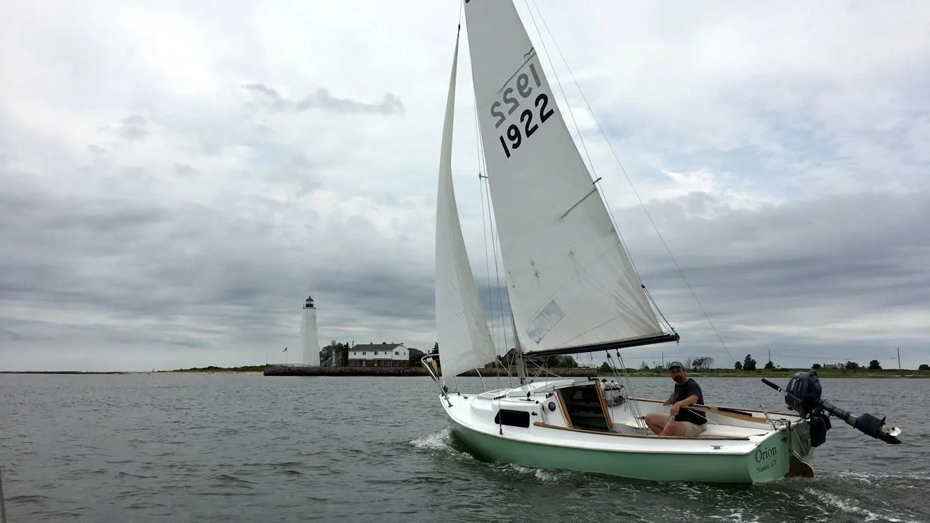 We sailed back to Niantic the morning of Thursday, the 27th. We had a good sail from Essex down the river - here I am approaching the lighthouse at Saybrook.