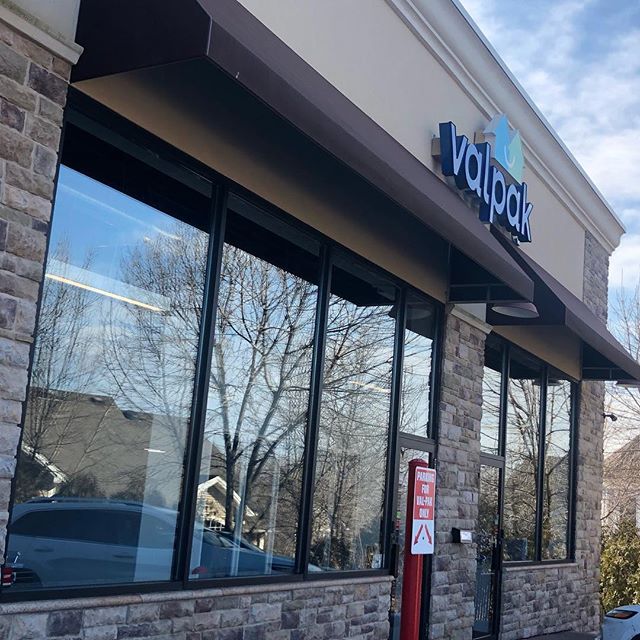 ☑️Bi-weekly window cleaning
It’s a beautiful day today, and we’re getting as much work in while the weather is nice! Just finished some biweekly rout work.
#windowcleaning #statenisland #bluladder #bluladdersi #statenislandhustle