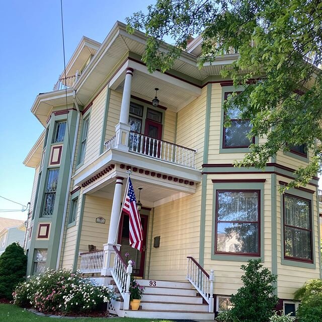 Sometimes we get to maintain houses that are very unique and charming, like this one in Castleton Corners. We love keeping your home in the best condition possible! #windowcleaning #architecture #windowcleaning #statenisland