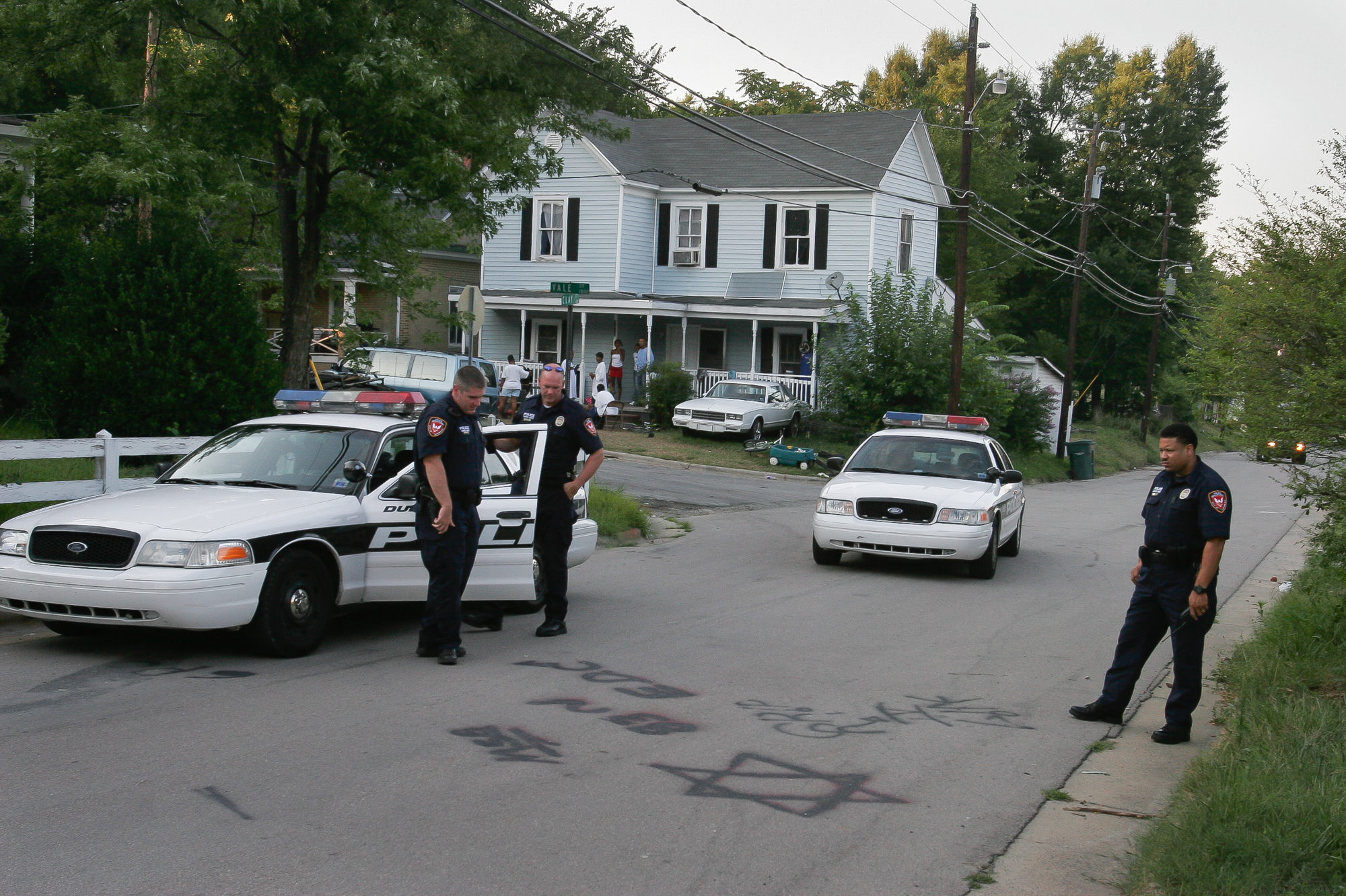  Gang graffiti near the intersection of Vale and Clay streets in 2005. East Durham’s Census Tract 10.01 is 67 percent African-American, has a 45 percent poverty rate, a 19 percent unemployment rate, and a per capita annual income of $10,126 according