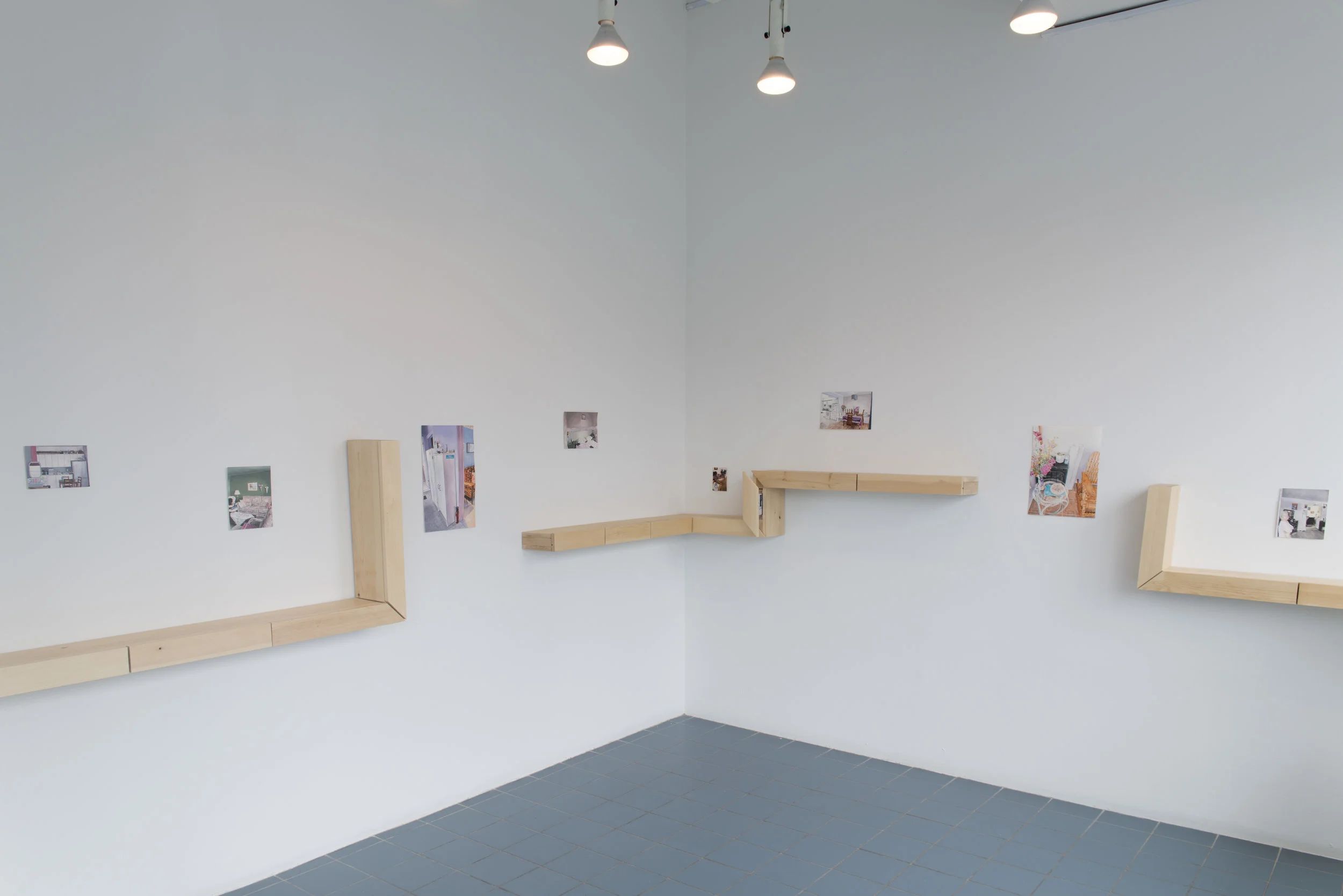 District N° 5 2016 4 ½ x 6, 7 ¾ x 5 ¾, 15 ¾ x 10, 6 ¼ x 8 ½, 4 ½ x 3 ¼, 6 ½ x 9 ¾, 10 x 14, 6 ¾ x 5 ½ pouces Aquarelles sur papier, dessins au crayon de plomb, documentations d’actions performatives (photographies et textes; impressions numériques), boitiers à tablettes coulissantes en en pin et plexiglas, installation Crédit photo : Christian Leduc