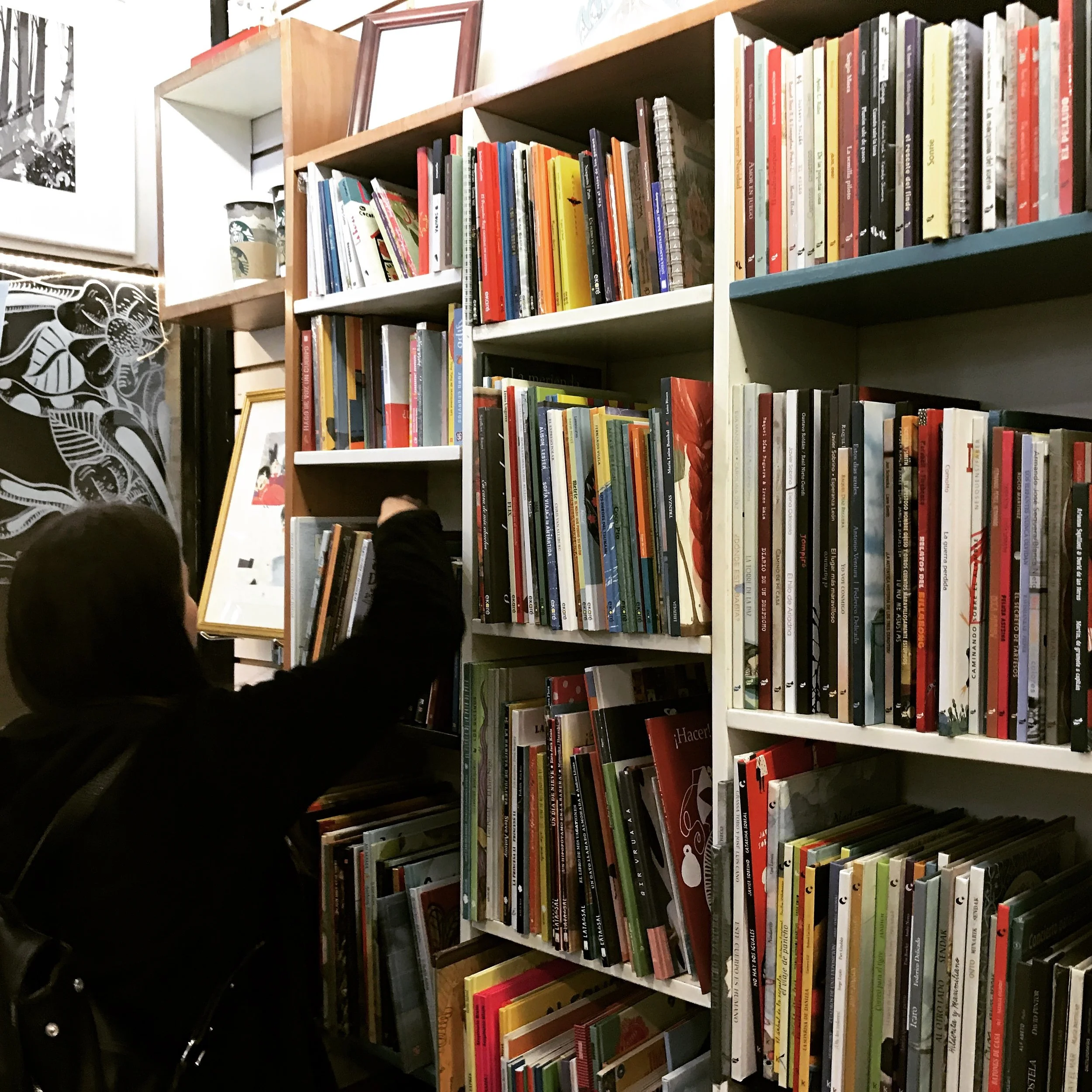 Sofía helping me select books for my inquiry project.