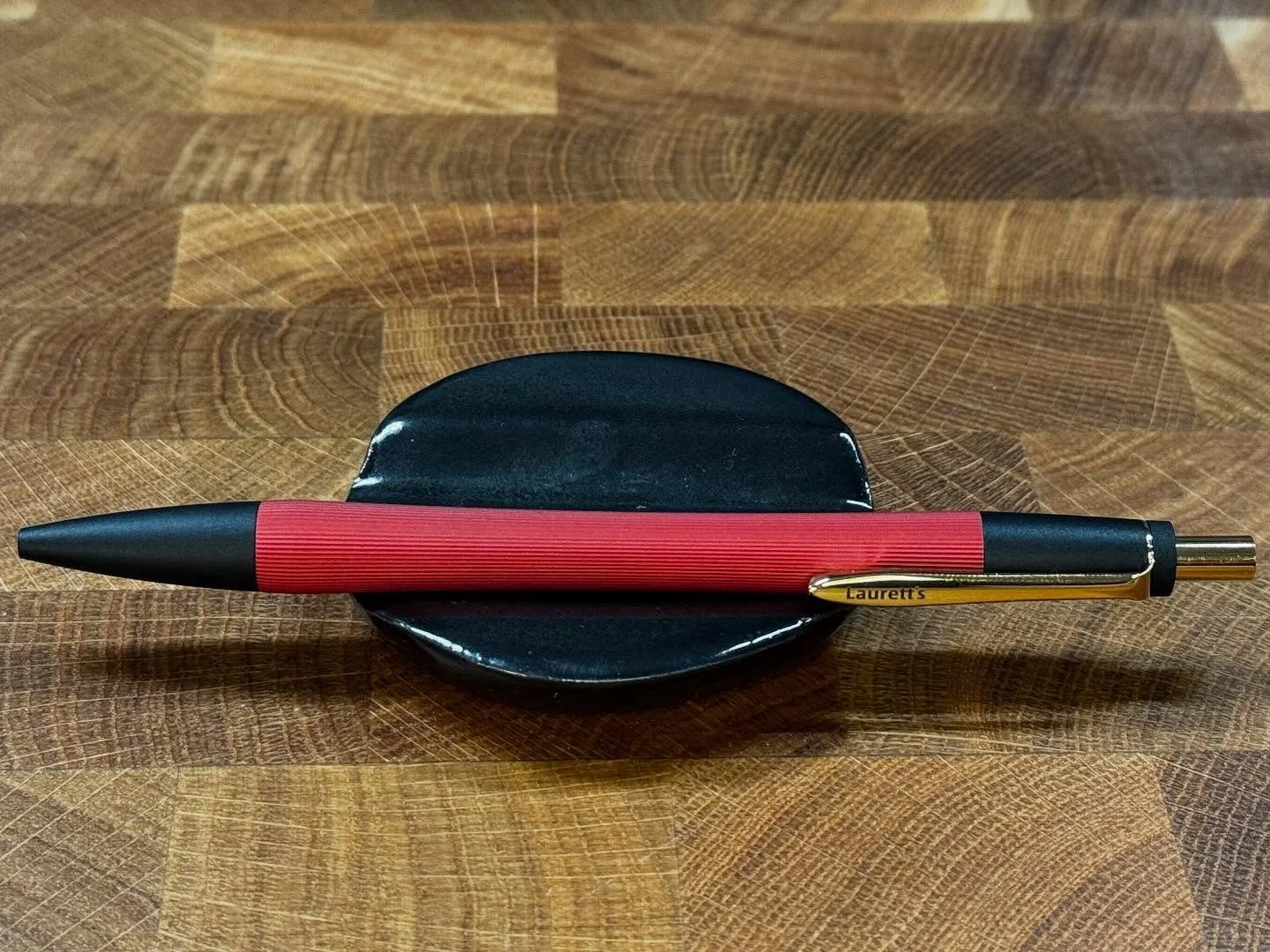 Oh no it&rsquo;s another haul post! This time it&rsquo;s the delightful designed ballpoint pen from @laurettsofficial. This slim clicky ballpoint has a matte metal barrel with a pleasant knurling along the length. It feels great to hold and might bec