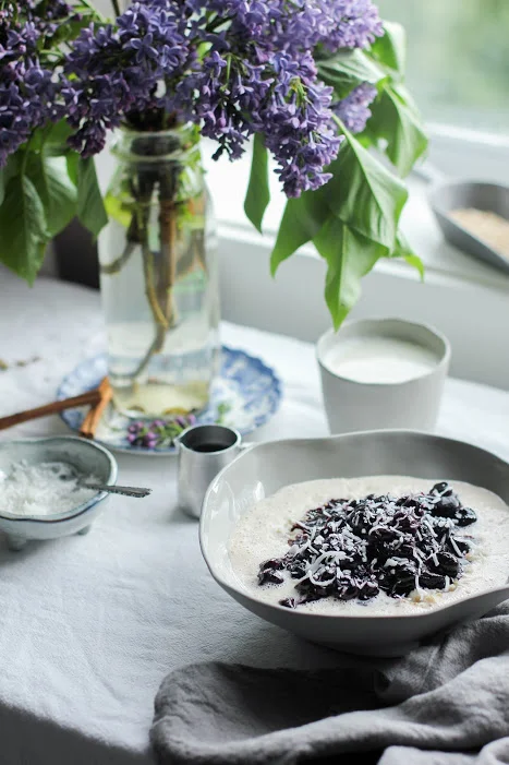 cinnamon roasted blueberries, spiced coconut cream & almond milk steel cut oats