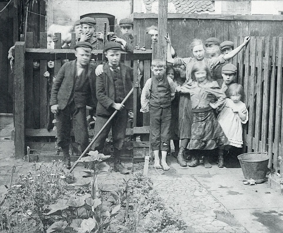 SPITALFIELDS' RESIDENTS in the EARLY 1900's