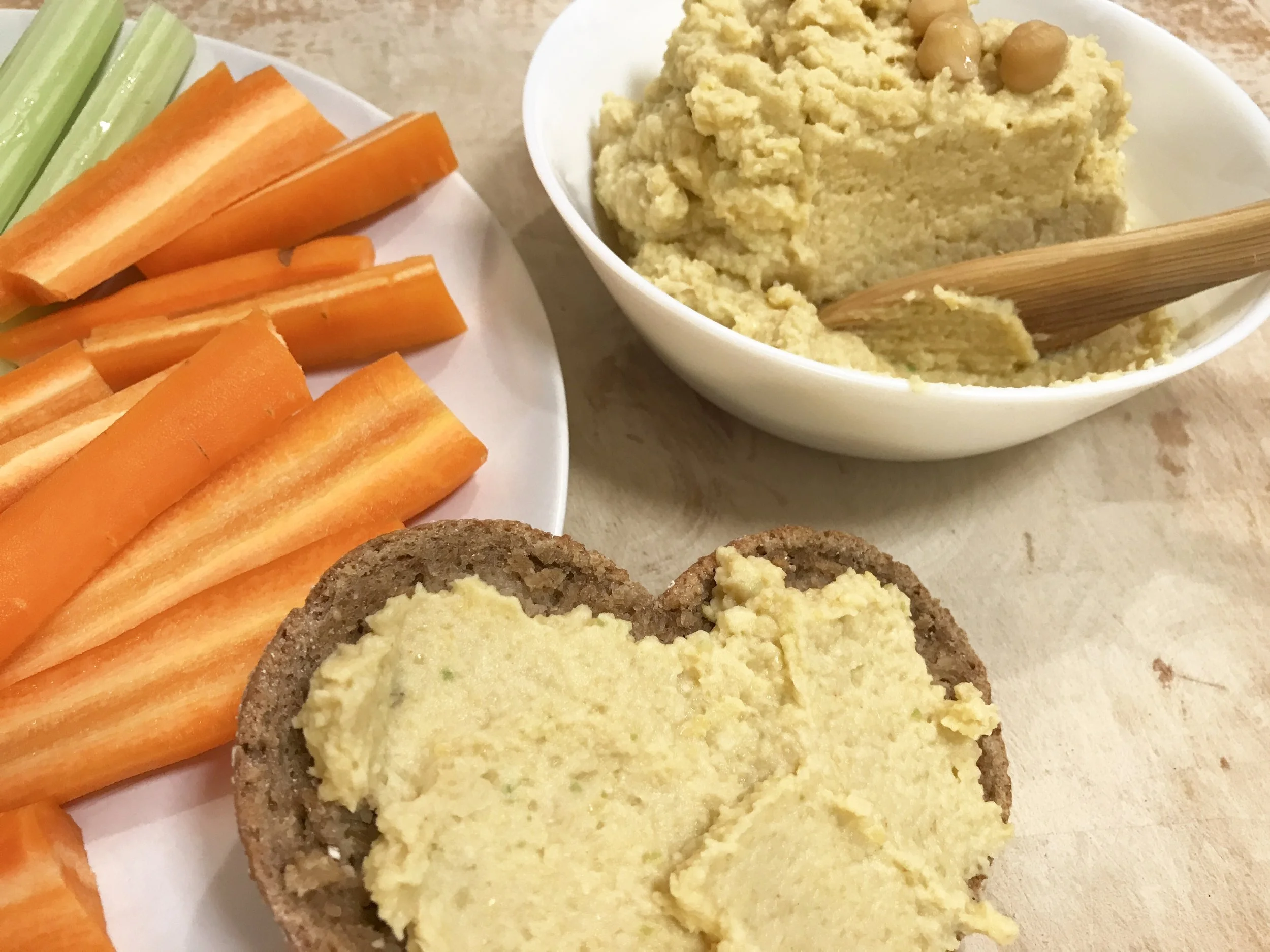 Hummus maistuu comfortoivalta ja täyttävältä kauraleivän päällisenä.