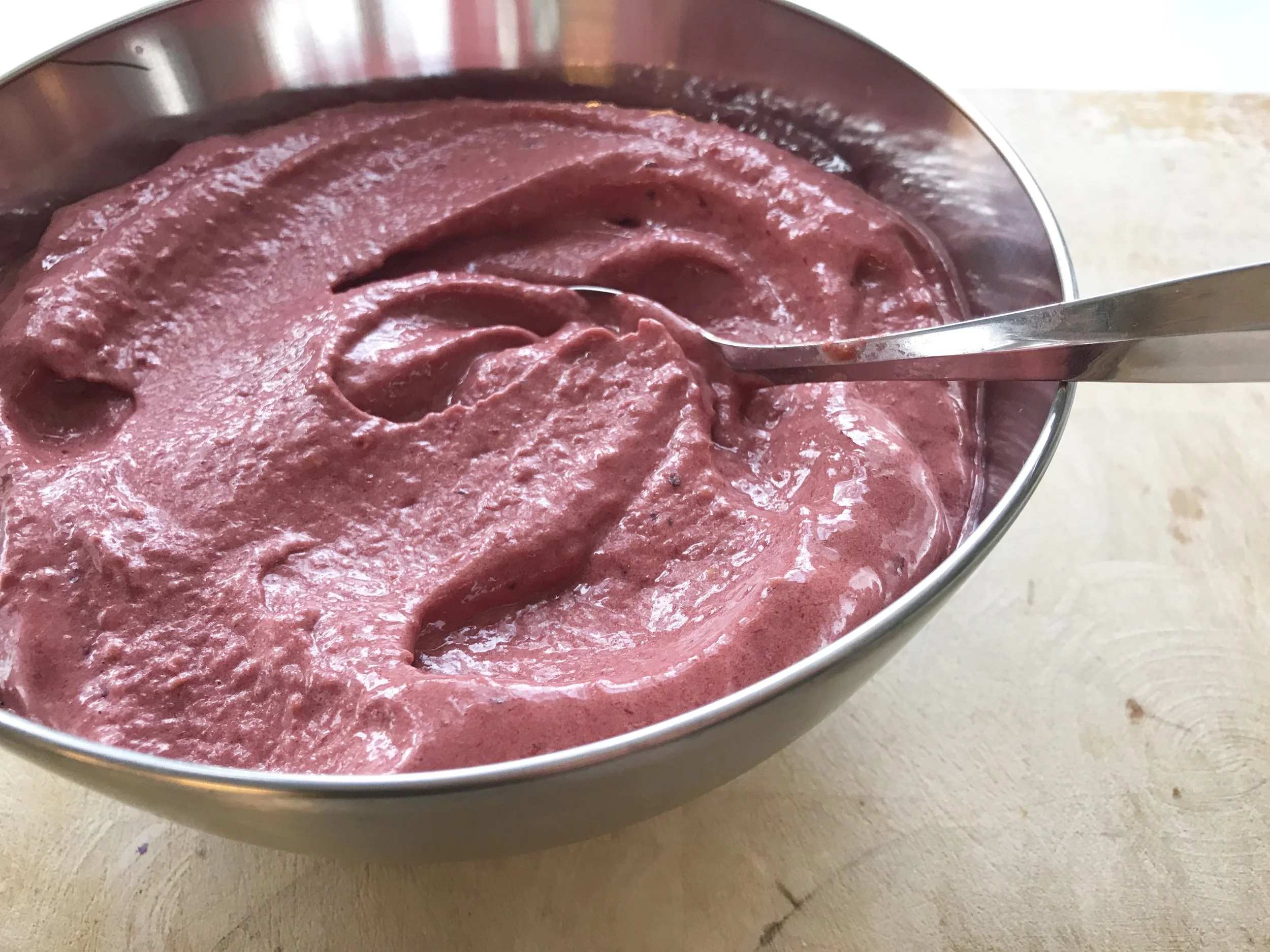Nicecream jossa on banaania, vadelmia, mustikkaa, taateleita, hunajaa ja kookosvettä on kehollesi puhdasta ja puhdistavaa energiaa sekä täynnä Kaunistavia ravinteita jotka auttavat myös lihaksiasi kasvamaan.