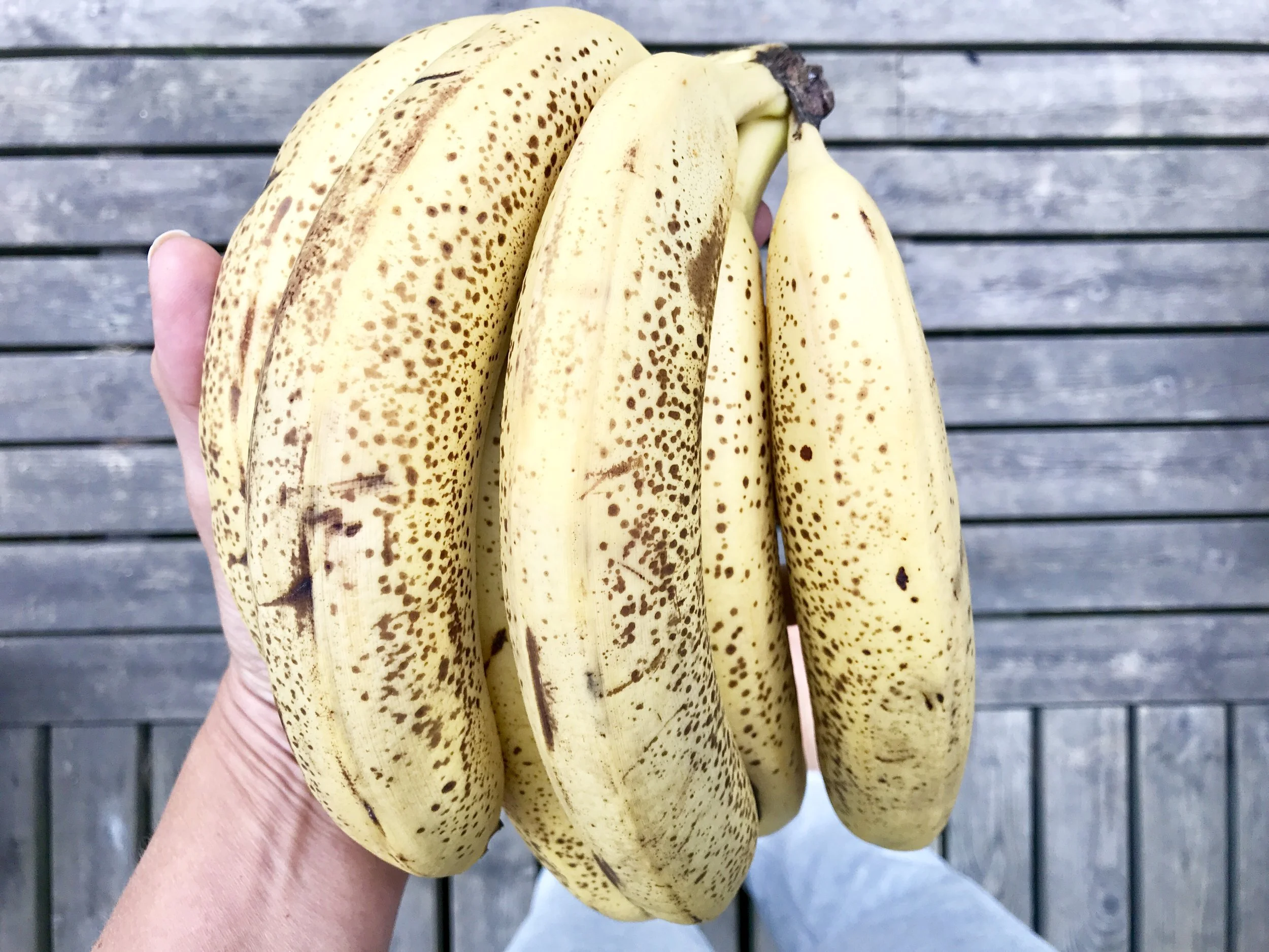 Banaanit ovat vatsaongelmaisten must ruokaa. Kyllä! Ne hoitavat suolistoa ja puhdistavat elimistöä sekä antavat prosessiin tarvittavaa energiaa. Syö banaanit AINA ruskeapilkullisina, ei keltaisina tai raakoina. Silloin ne ovat liian raskaita sulateltavia ja saattavat sen vuoksi aiheuttaa ongelmia.