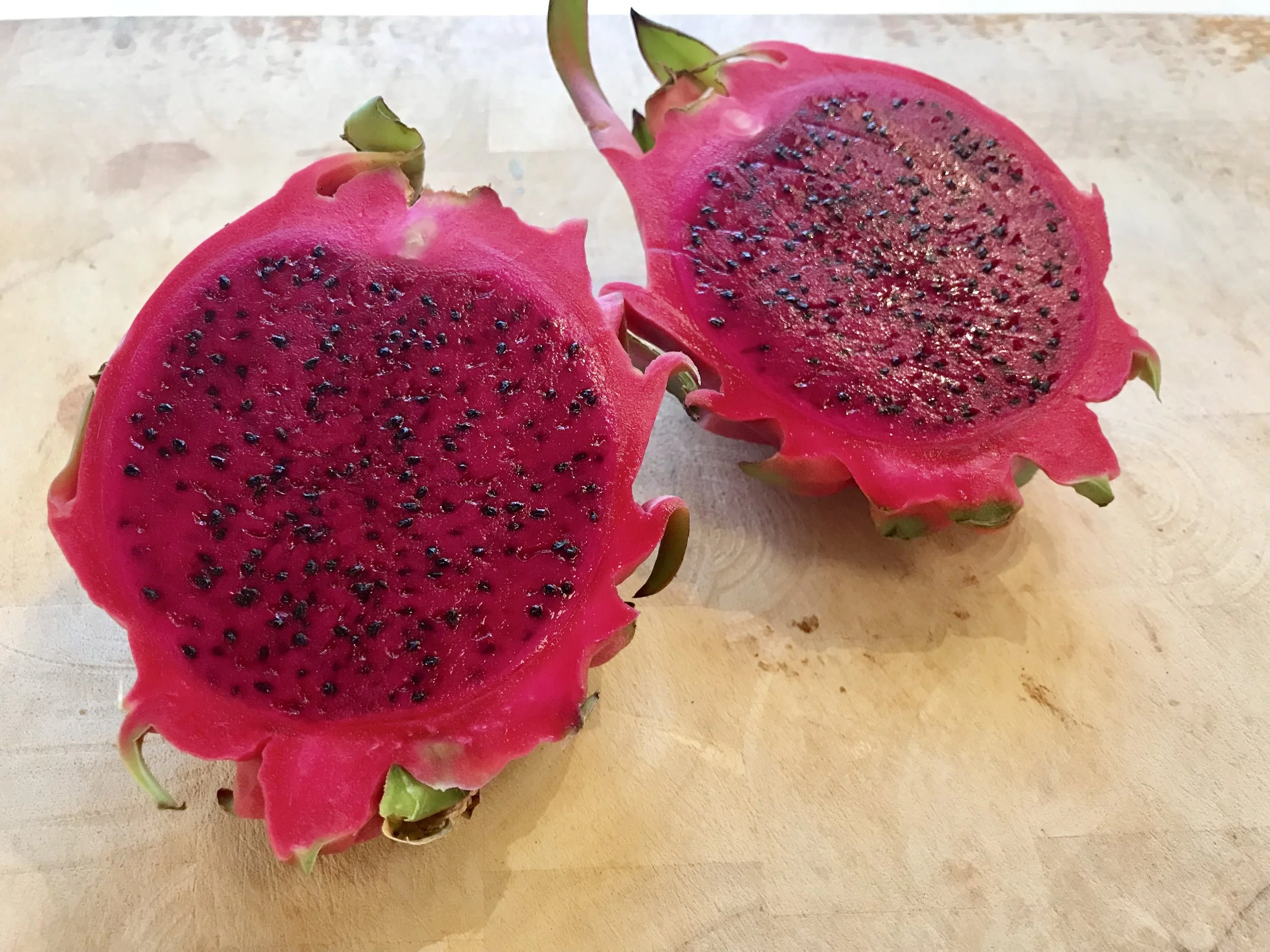 Punainen pitaya-hedelmä (dragon fruit) auttaa maksasoluja uudistumaan. Se auttaa nopeuttamaan uudistumisprosessia ja koska maksa uudistuu, sinä nuorenet. Mehän luulemme, että ME vanhenemme kun todellisuudessa se on maksamme joka vanhenee. Dragon fruit (punainen) on siten todellinen anti-aging ruoka! Ja kaunistava! Tämä hedelmä tekee myös sen jota punajuuren väitetään tekevän eli vahvistavan / rakentavan verta.