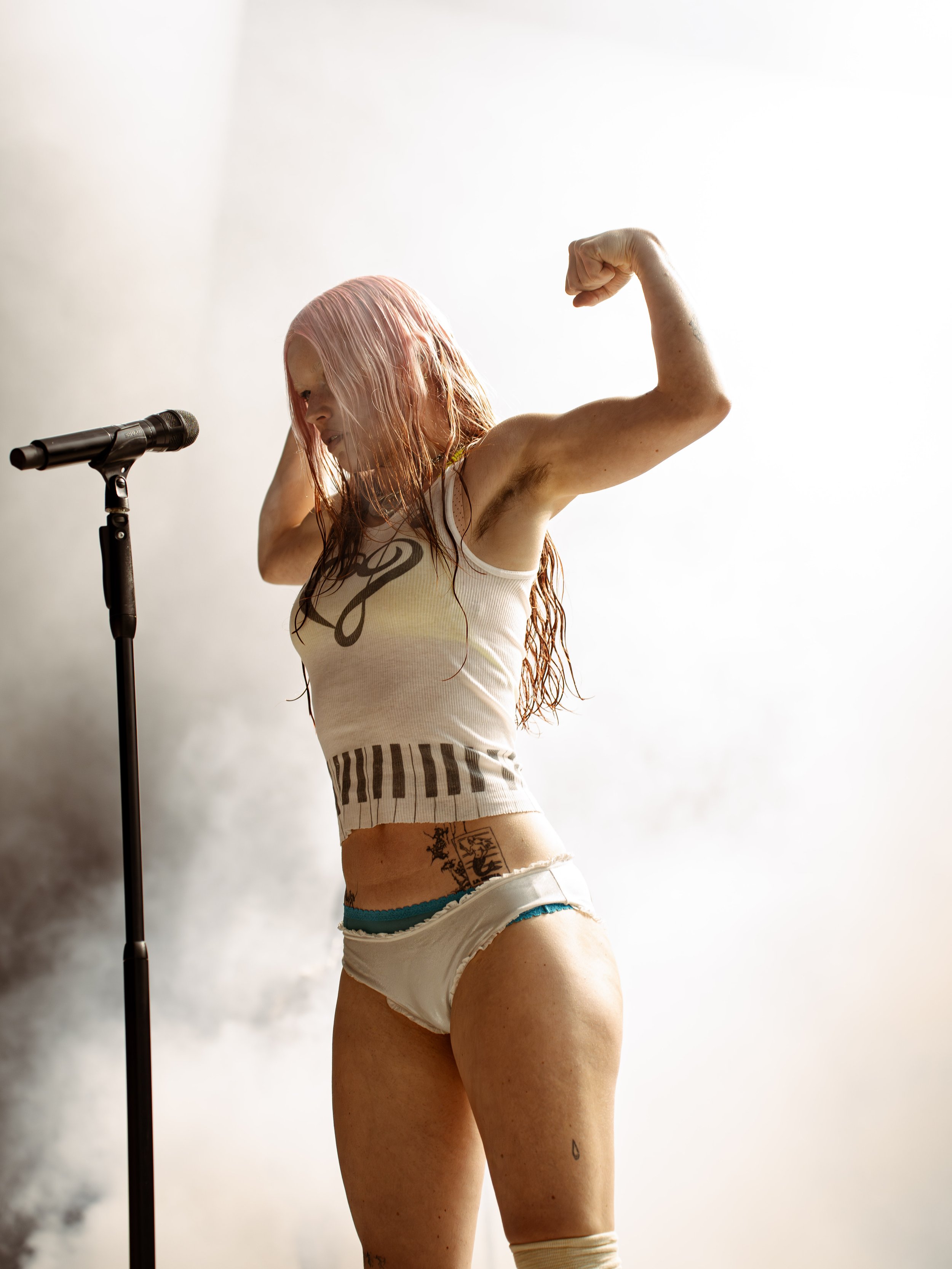 Wet Leg Leaves LA Fully Moisturized at The Greek