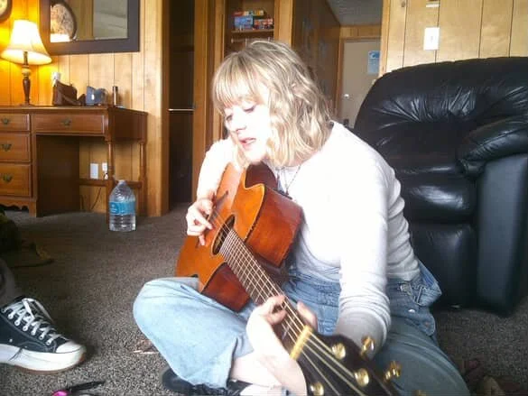 Alina Jakobson Talks Ani DiFranco, Seasonal Songwriting, and Original Tracks