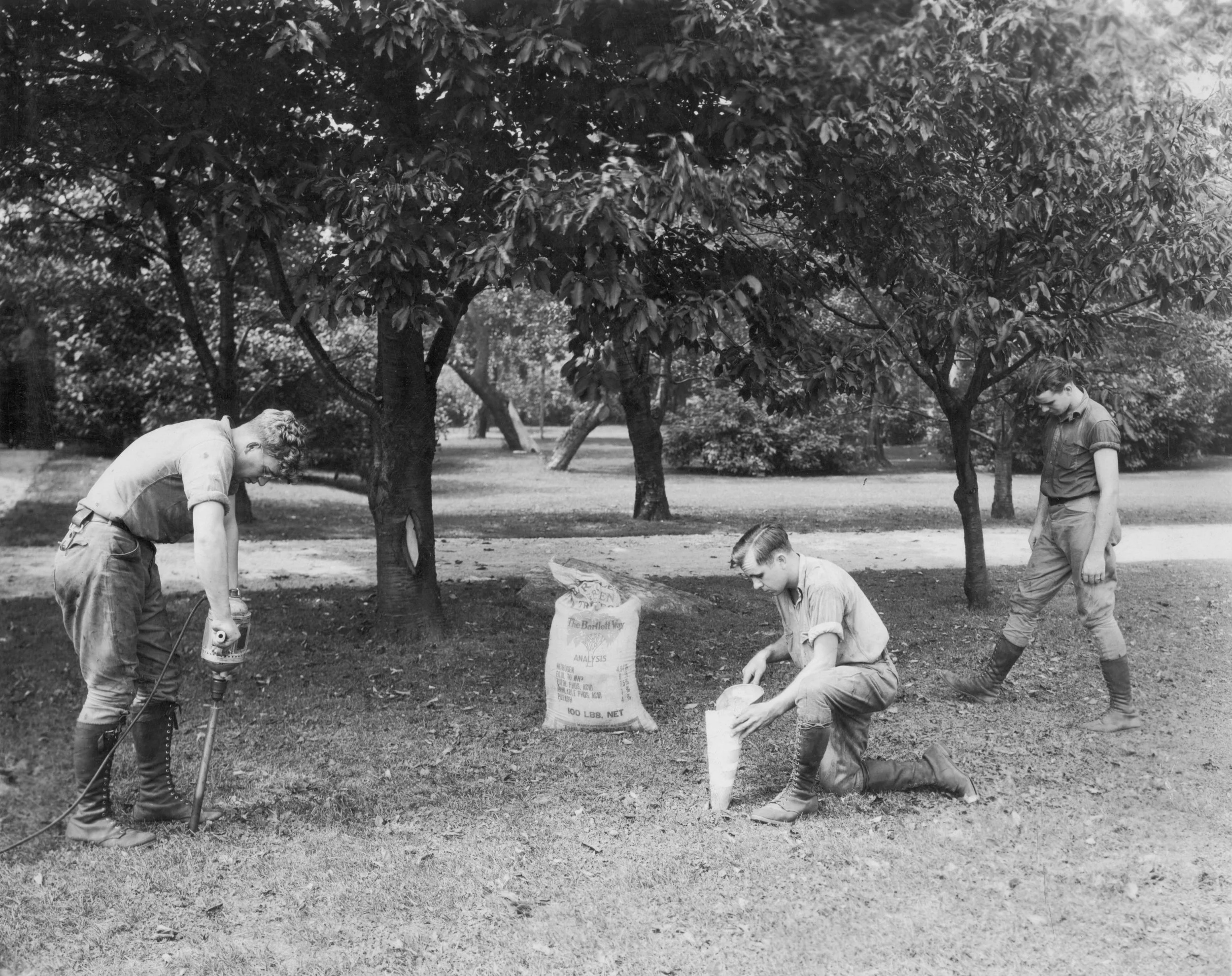 CREW APPLYING FERT.jpg