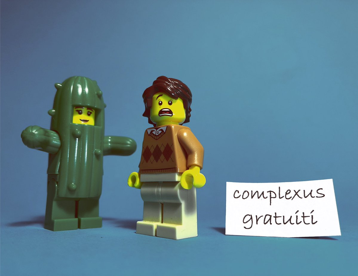‘complexus gratuiti’ means *free hugs* in Latin.