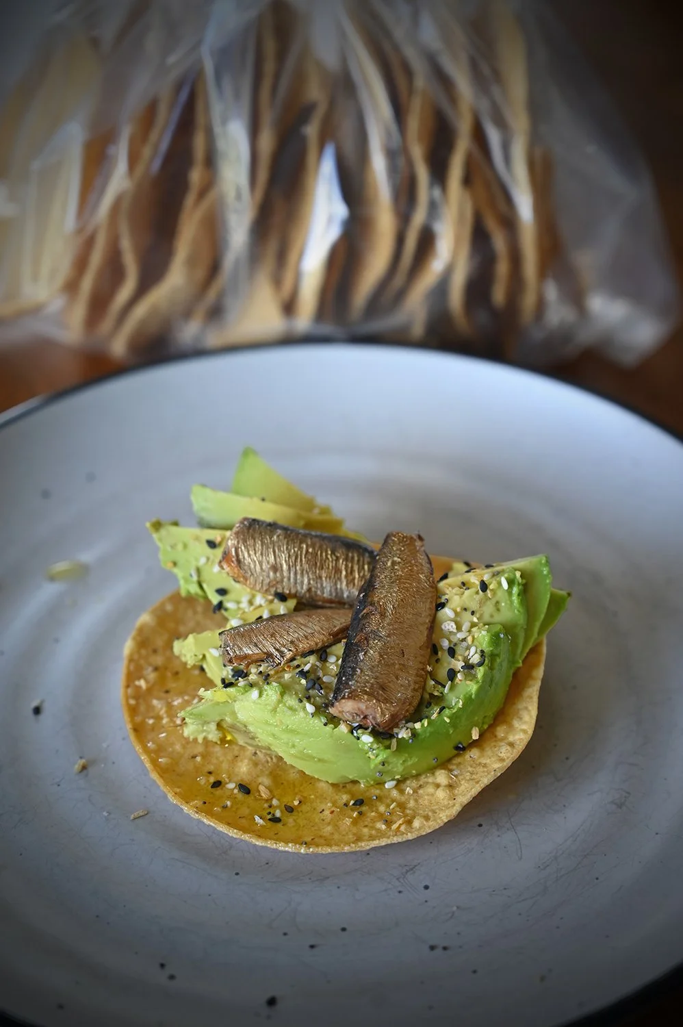 Sardinas y aguacate sobre tostada