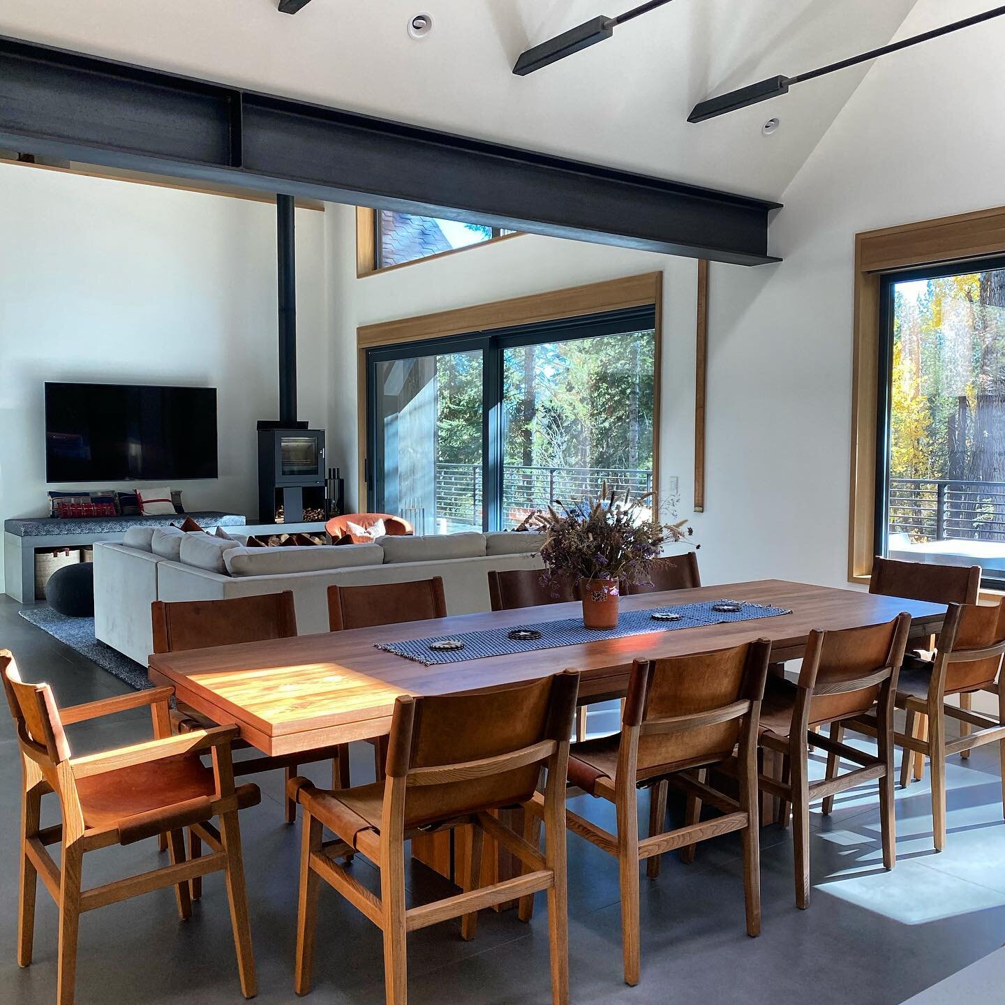 Field trip Friday to one of our favorites! 

Interior by @idthree 
#mountainmodern #tahoeliving #mountainliving #fieldtripfriday