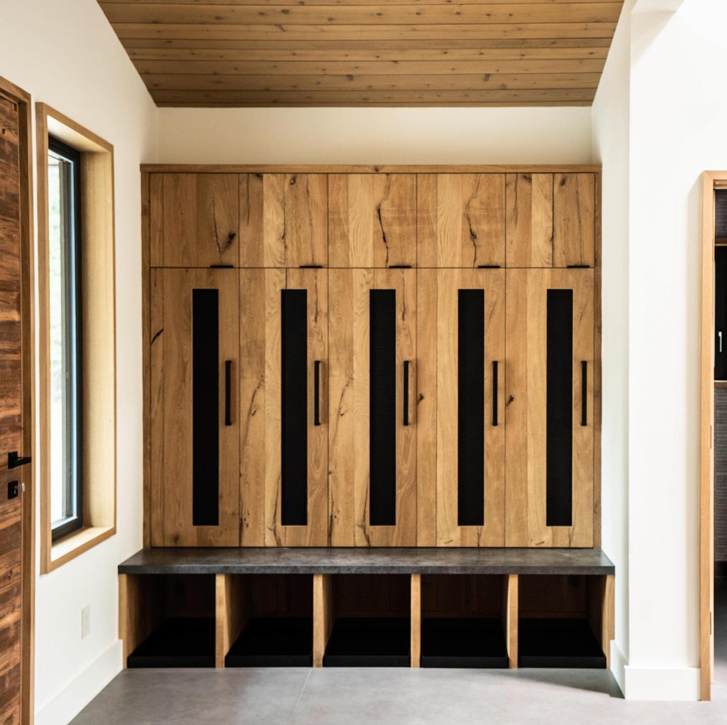 Entry lockers ready for winter. Who doesn&rsquo;t love great organization? 
.
.
A&amp;E: @evolvedesignworks 
Interior design: @idthree 
📸: @sierrakbarter 

#tahoehome #cabindecor #organization